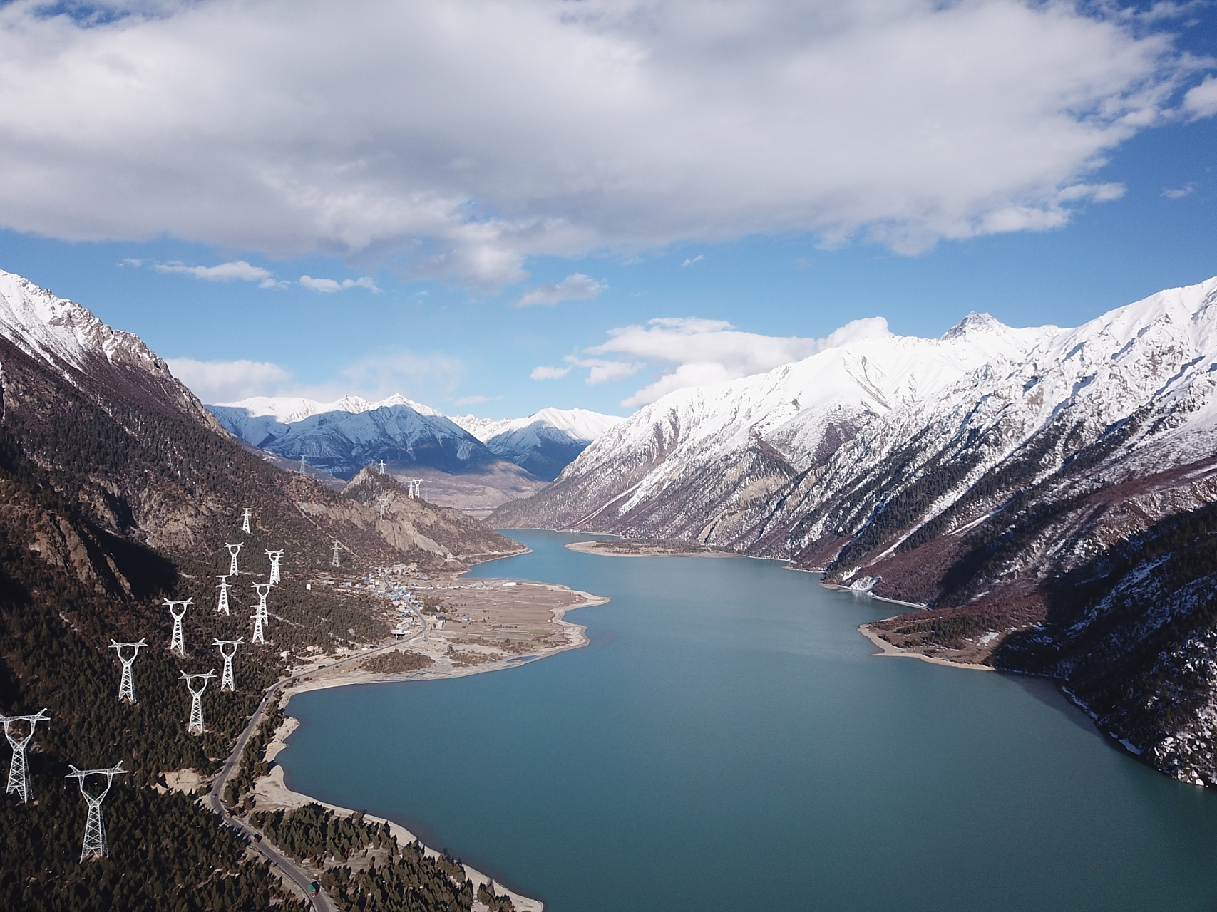 位于西藏昌都地区八宿县的然乌湖,海拔3850米,约22平方公里,是藏东最