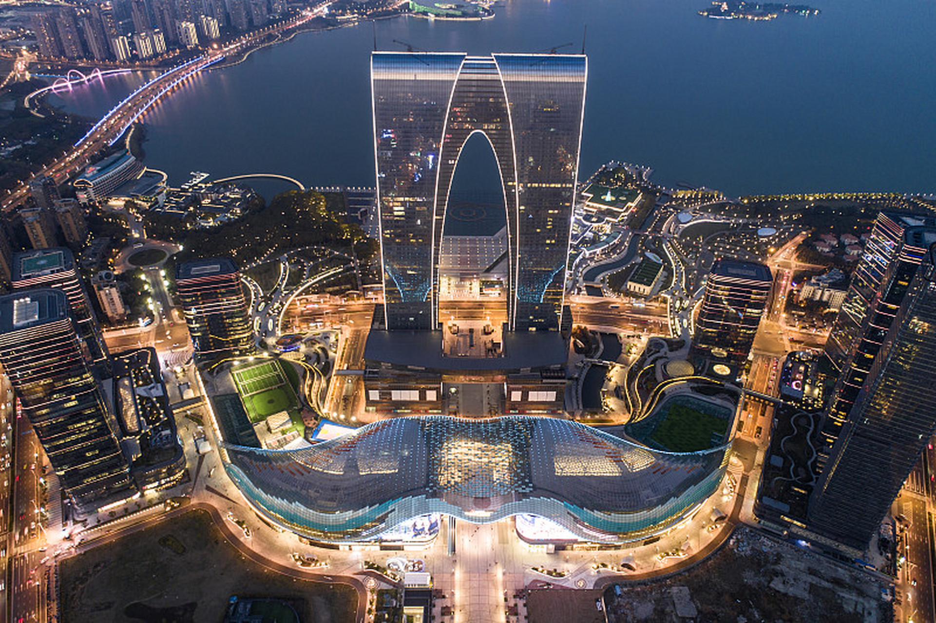 苏州国际金融中心位于苏州市的苏州工业园区内,是集金融办公,商业和