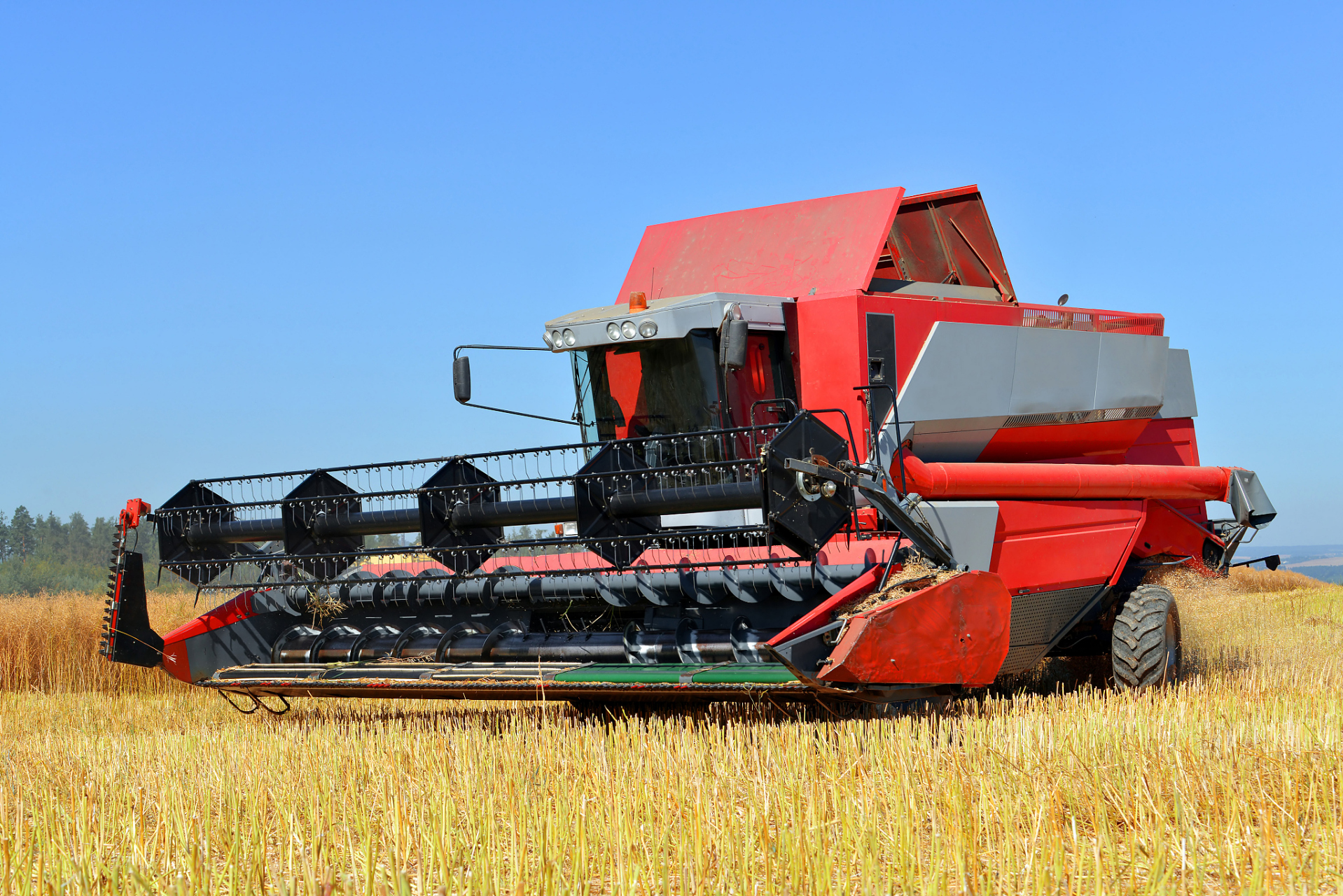 高效联合收割机是一种现代化的农业机械,能够实现农作物收割,脱粒,清