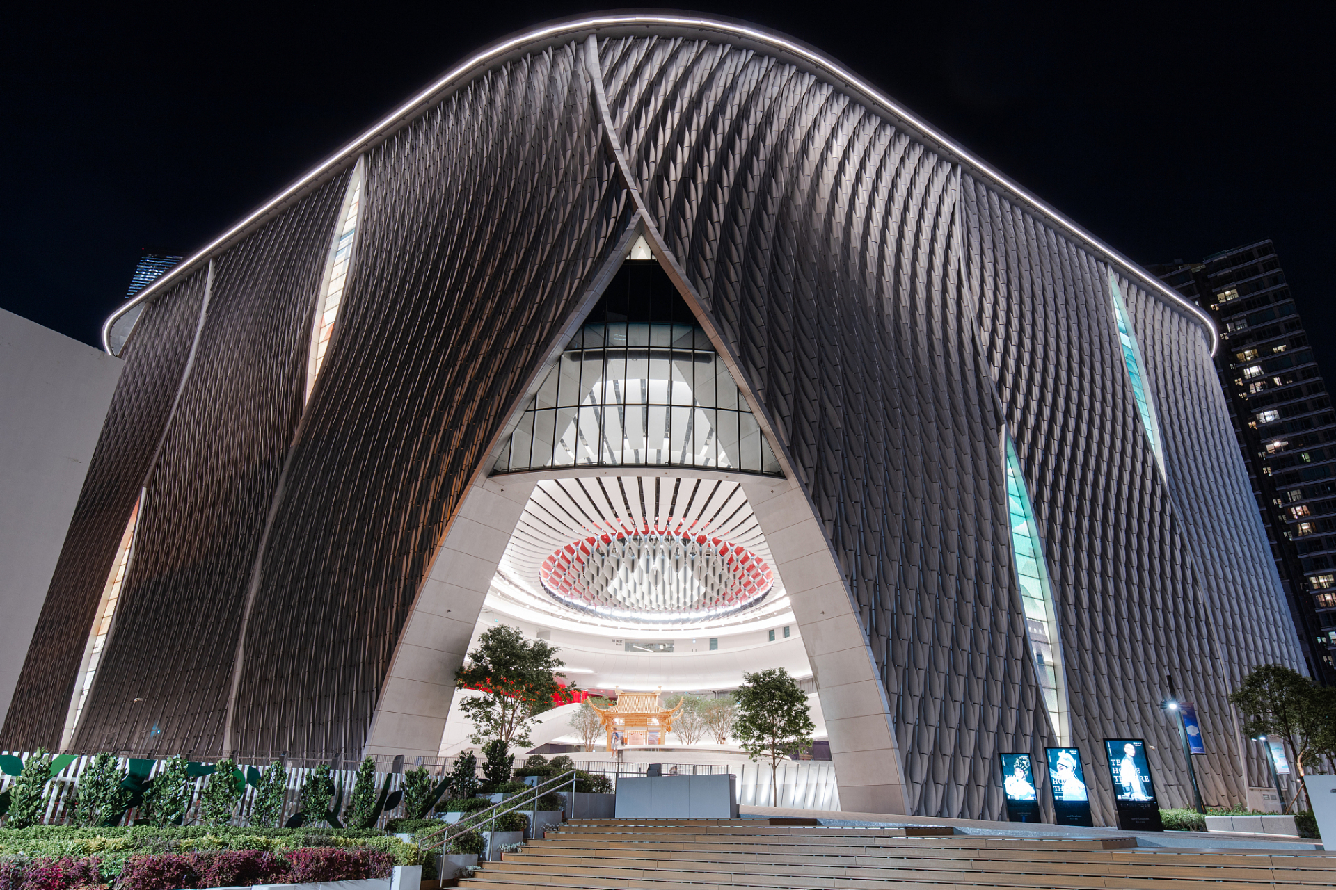 我曾经听闻过青岛上合之珠国际博览中心的美丽,最近我有幸亲身体验了