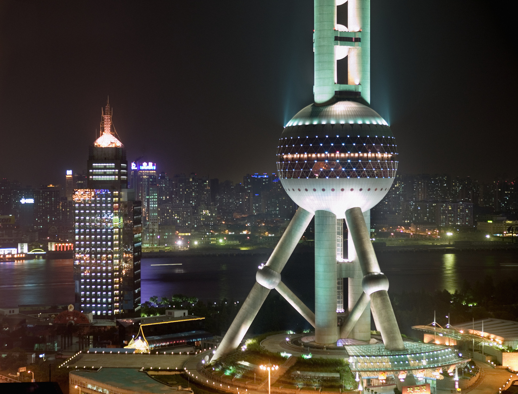 这里,东方之珠璀璨夺目,现代与传统交相辉映.