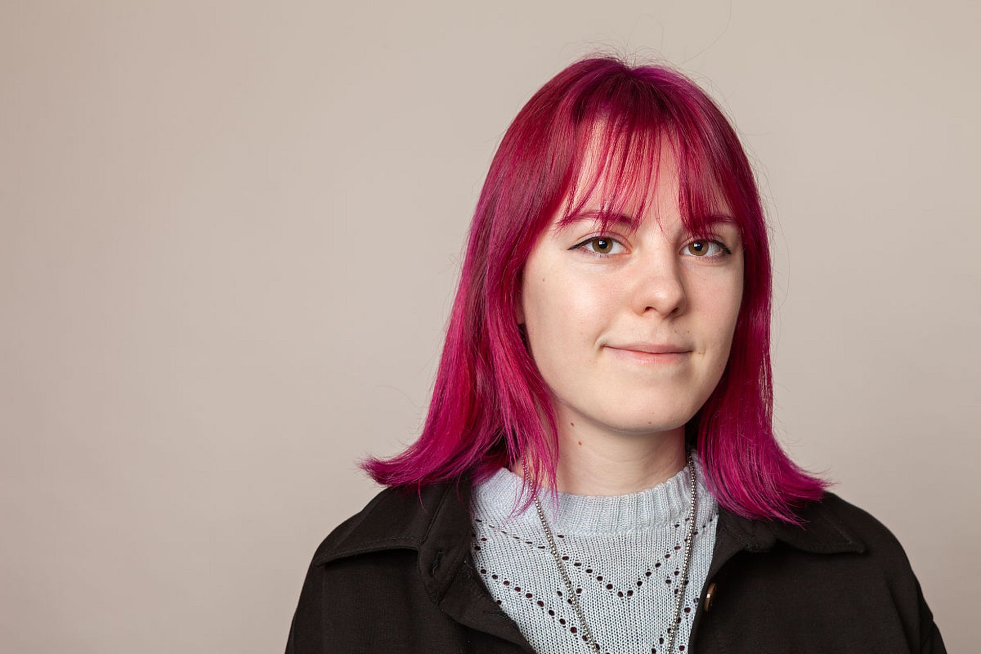 韩范风格:粉色头发本身就带有一种甜美的气息,与韩范风格的衣服搭配