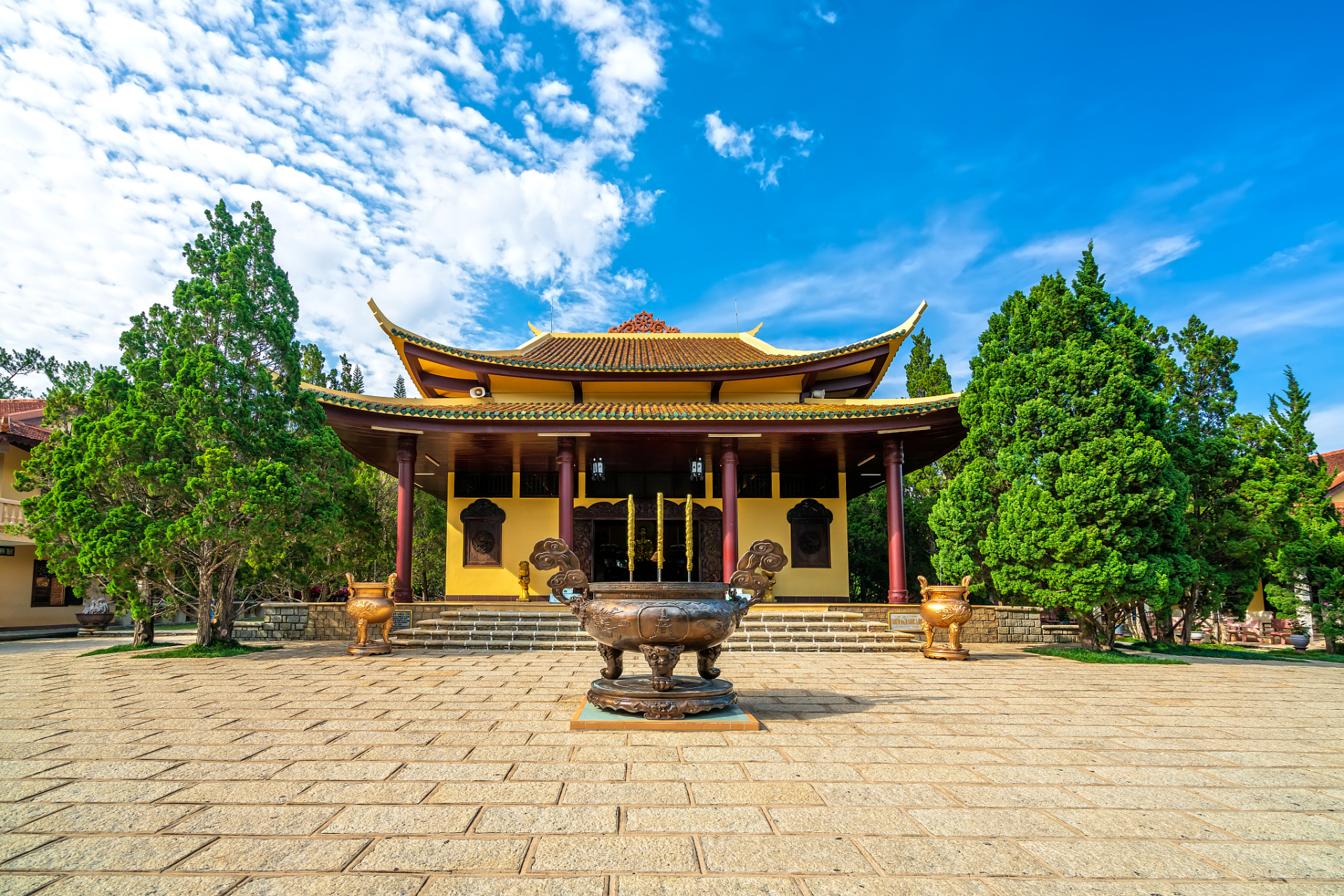 在成都市天府新区,在秋天有着许多引人入胜的游玩胜地,其中尤以金龙禅