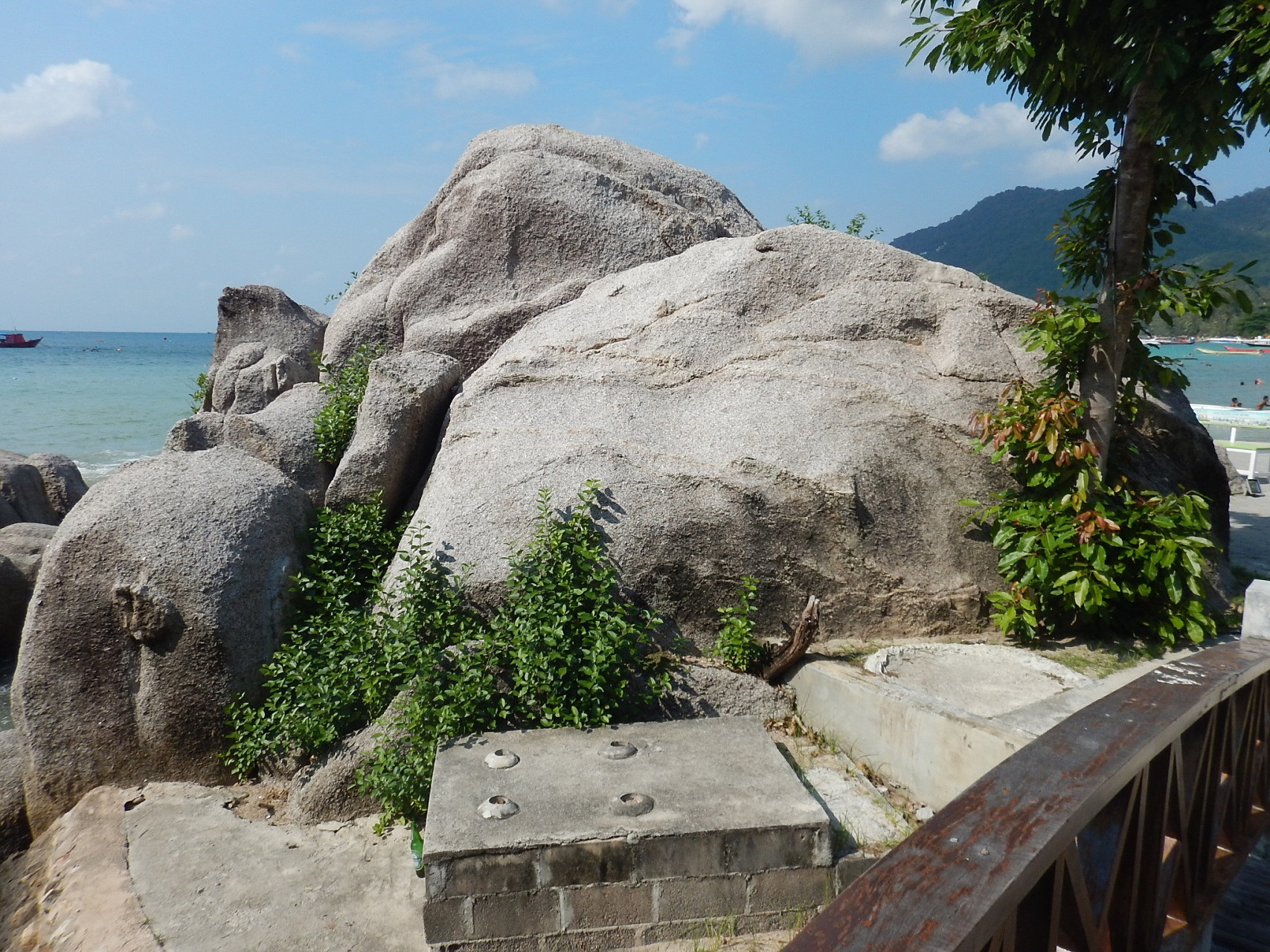 嬉行记# 三亚观日岩位于中国海南省三亚市,得名于岩石的形状像是一个