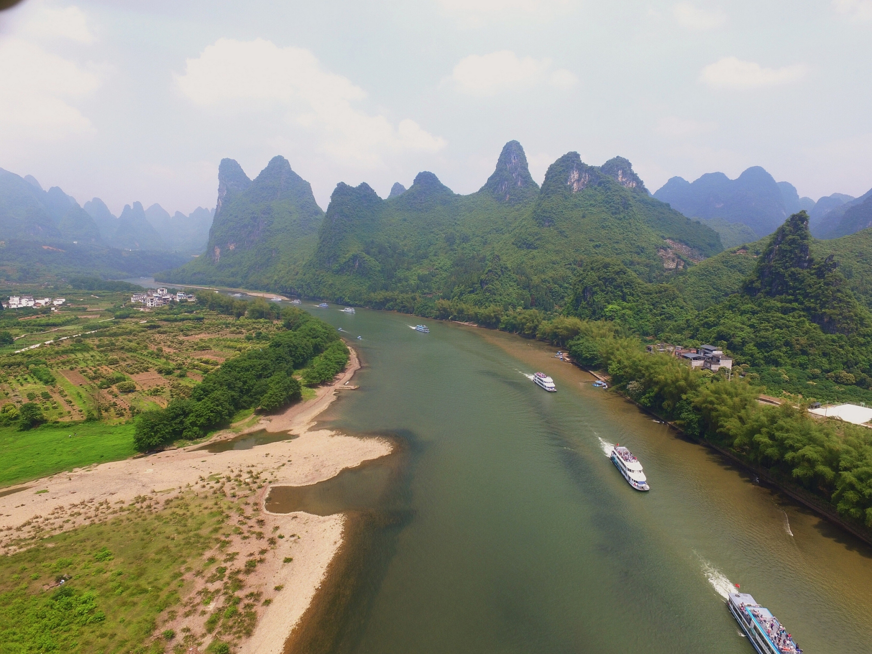 桂林漓江 - 漓江的风景以其独特的喀斯特地貌而著称,是中国最美的河流