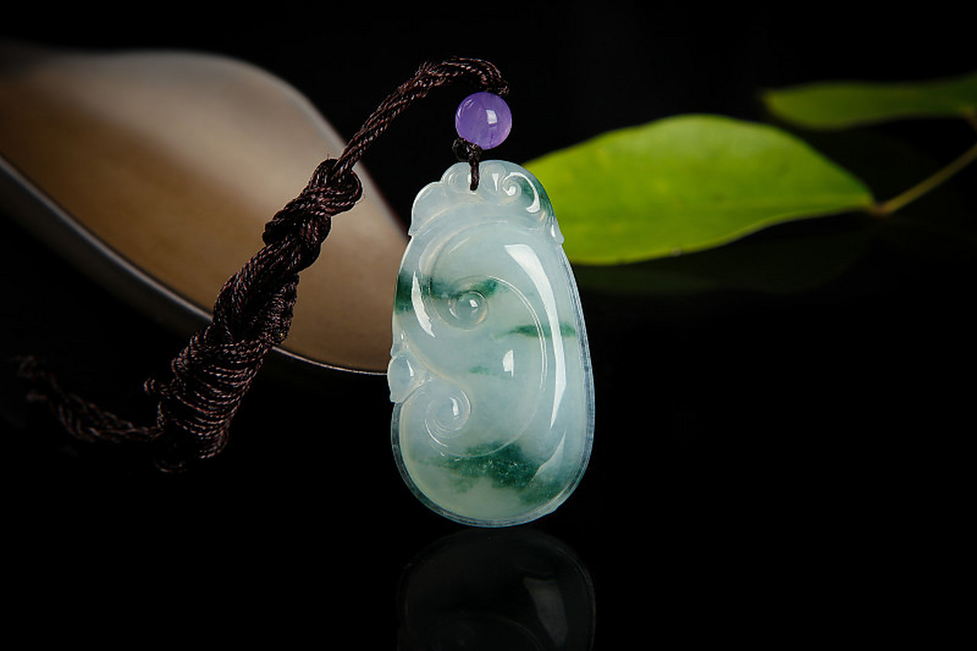 玉佩是一种传统的玉石饰品,寓意丰富,包括平安健康,爱情美满,富贵荣华