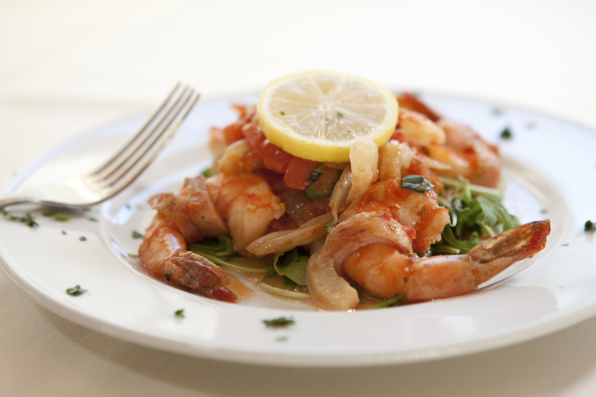 泰式柠檬虾:清新可口的夏日美食 将新鲜的虾仁与辣椒,蒜泥,柠檬汁和