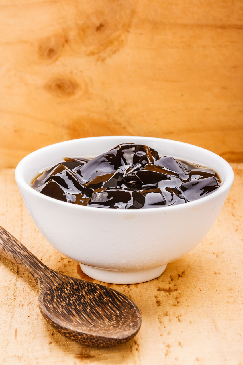 【厦门十大小吃推荐之烧仙草】  几十年前的人们吃仙草,主要是把它