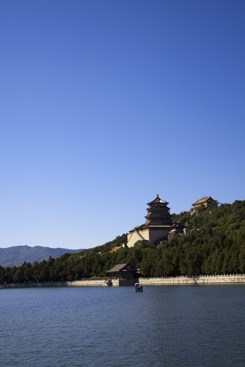 頤和園是中國古代皇家園林,位於北京市海淀區新建宮門路19號.