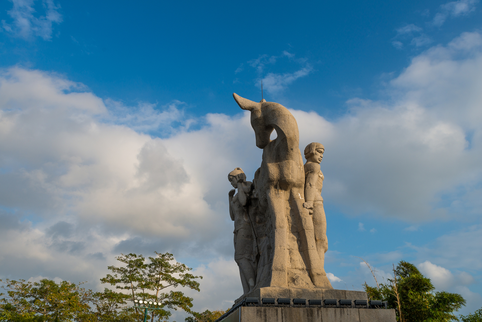 位于海南三亚市东南的鹿回头山顶公园(aaaa级)坐落于鹿回头半岛,三面
