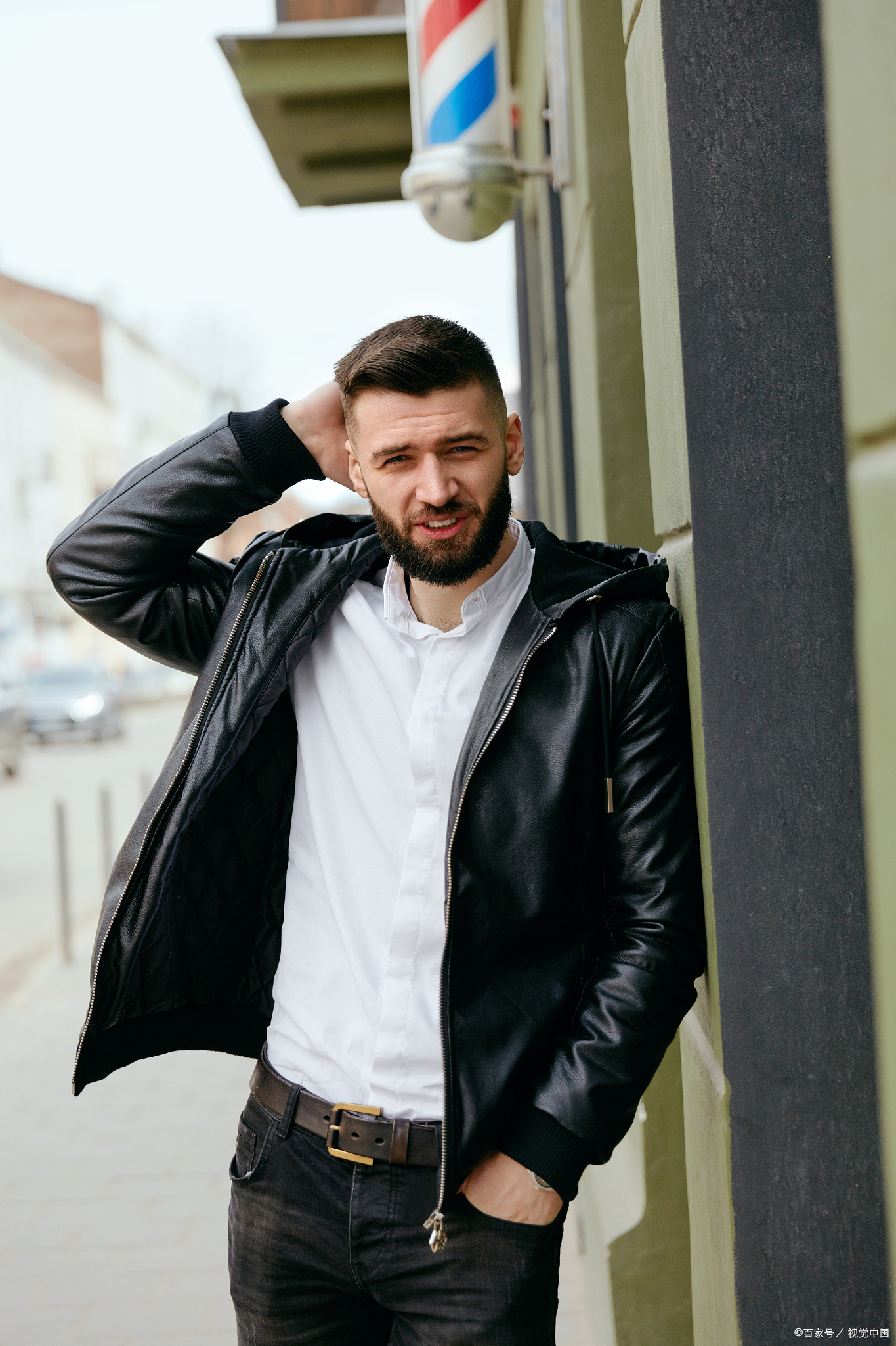 50岁左右男人怎么穿皮衣?告别中年油腻,展现成熟男人的独特魅力