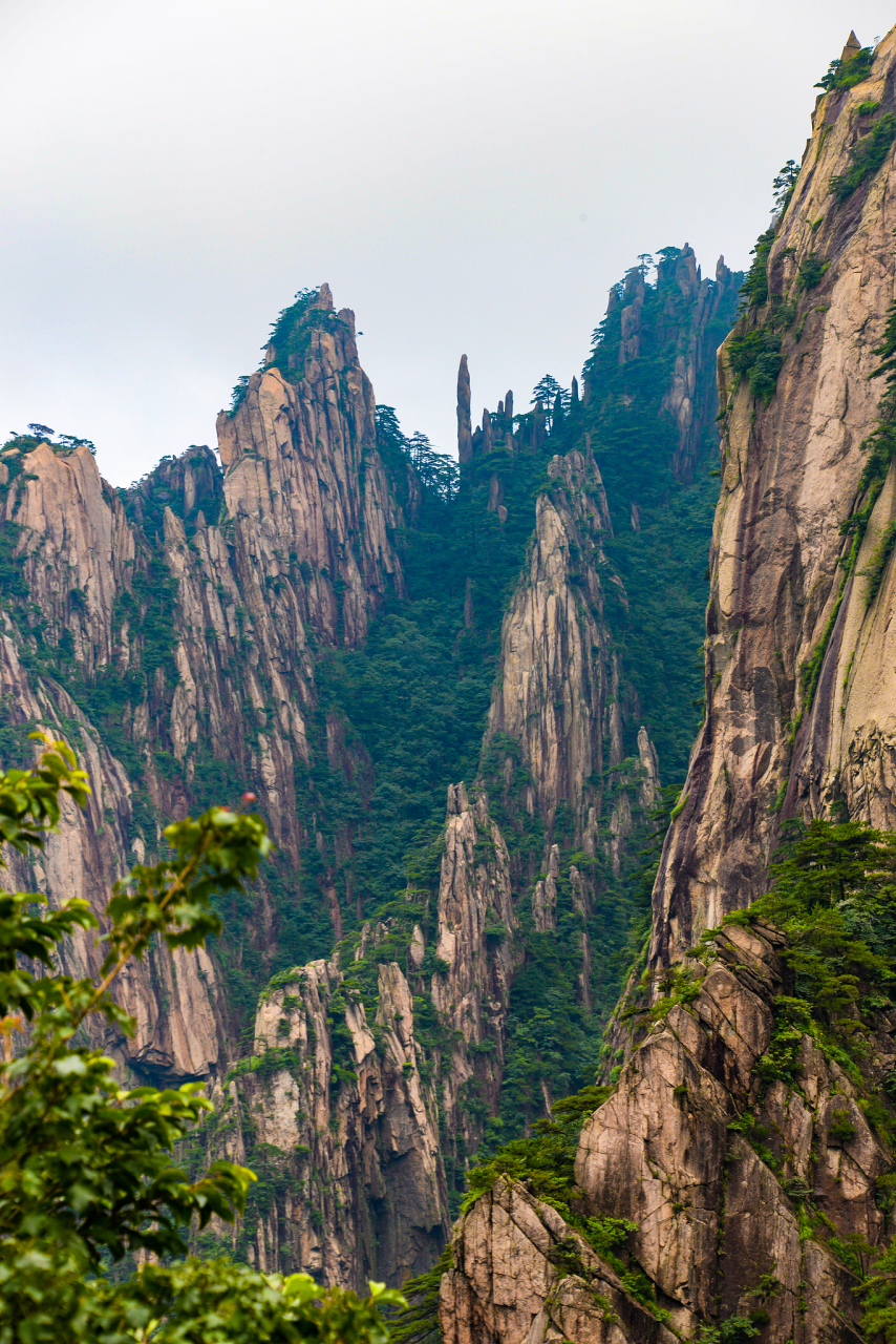 黄山,位于中国安徽省南部,是中国最著名的山脉之一,也是中国的国家级