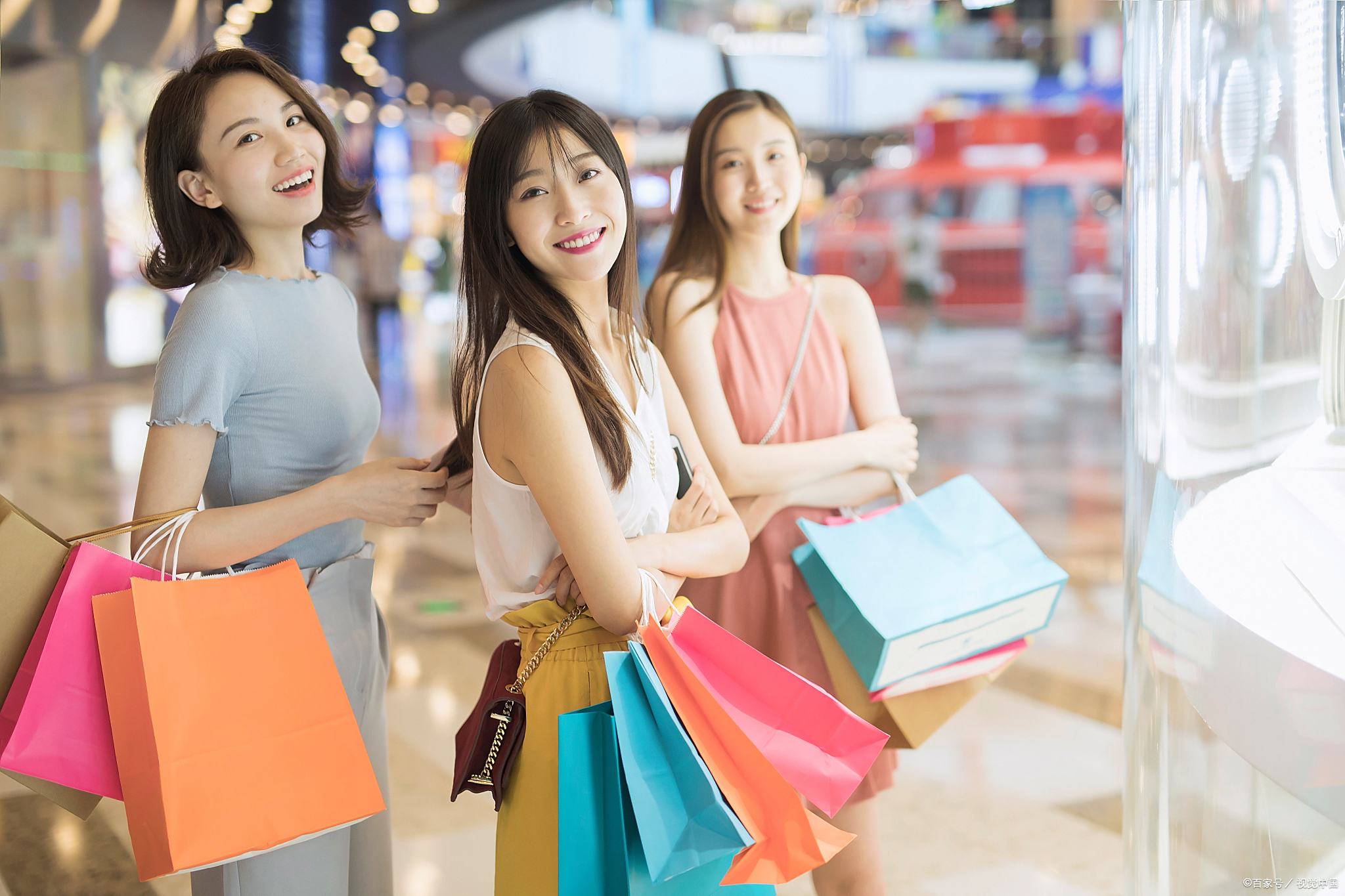 在挑选商品的过程中,我们或许在寻找着一种心灵的慰