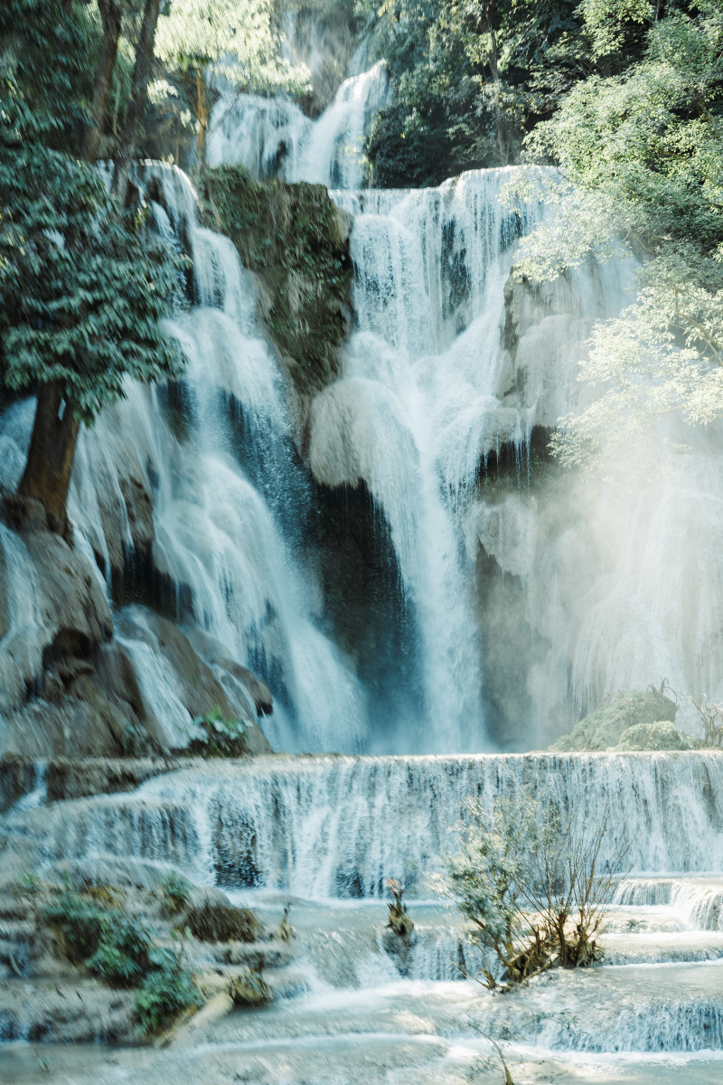 老挝琅勃拉邦美丽的蓝色瀑布