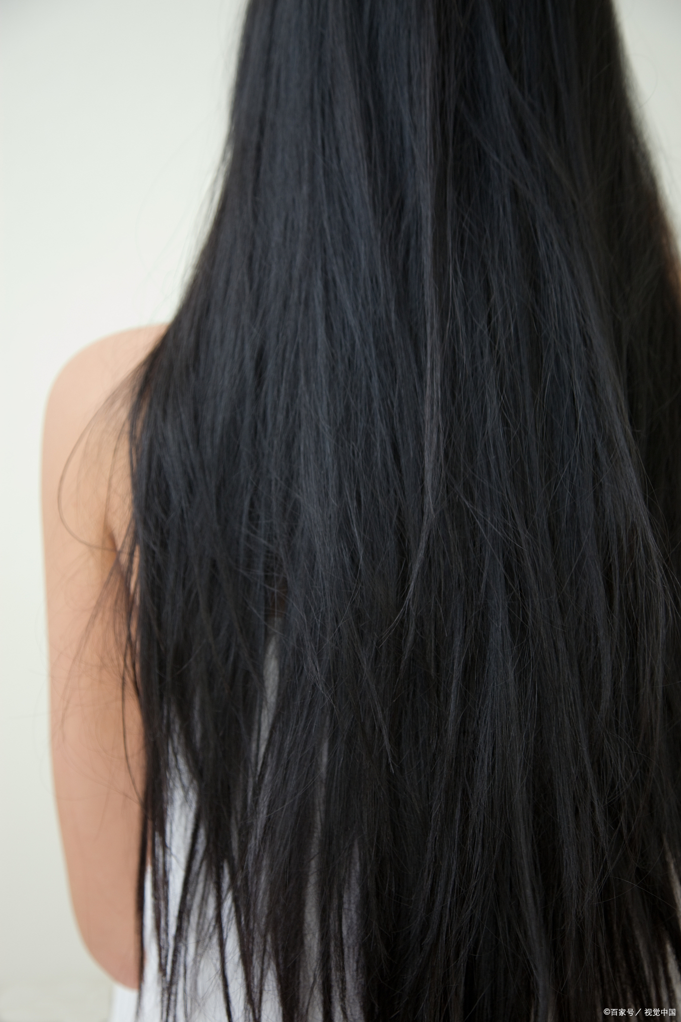 自然染发是个不错的选择,市面上有好多温和的植物染发剂,比如含有咖啡