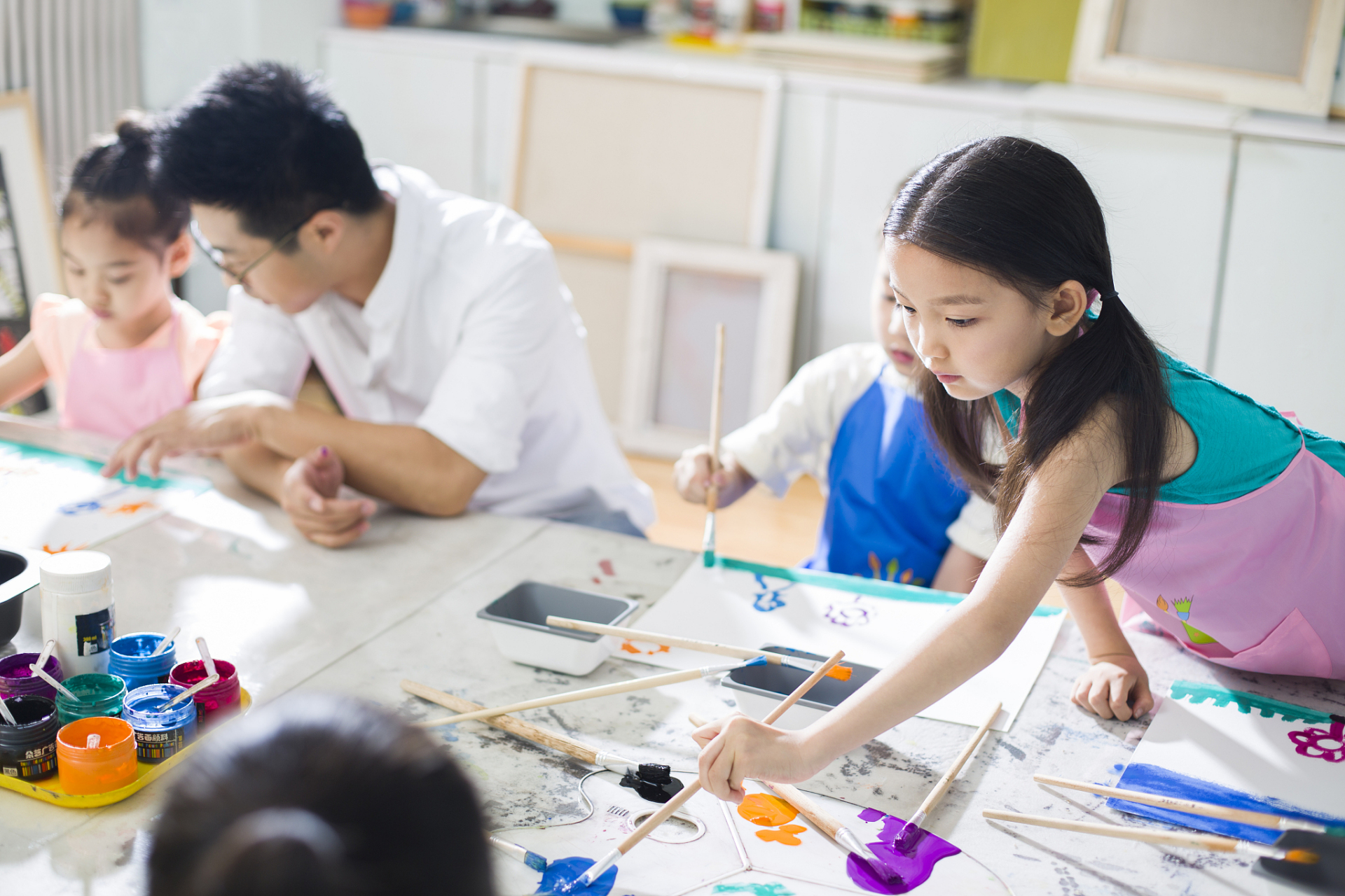 中学美术教师声称:开美术培训班,一年收入200万