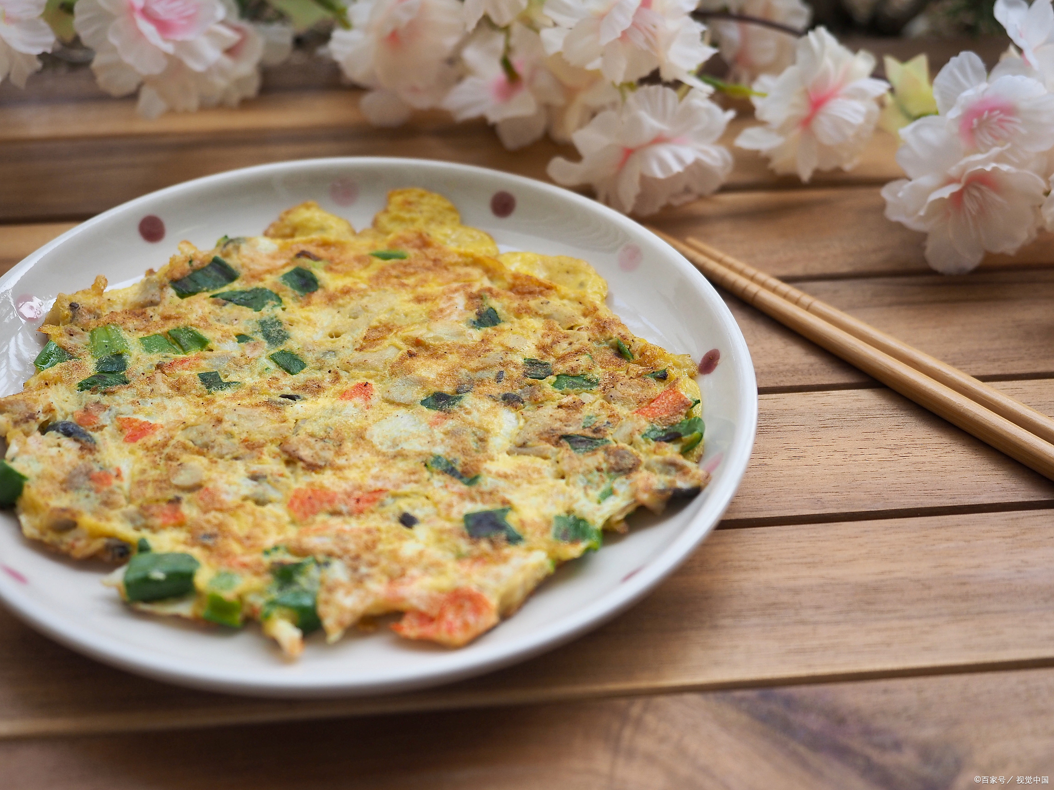 春日养生菜之香椿煎蛋饼 香椿嫩芽盐水烫后切末,打四个土鸡蛋搅匀