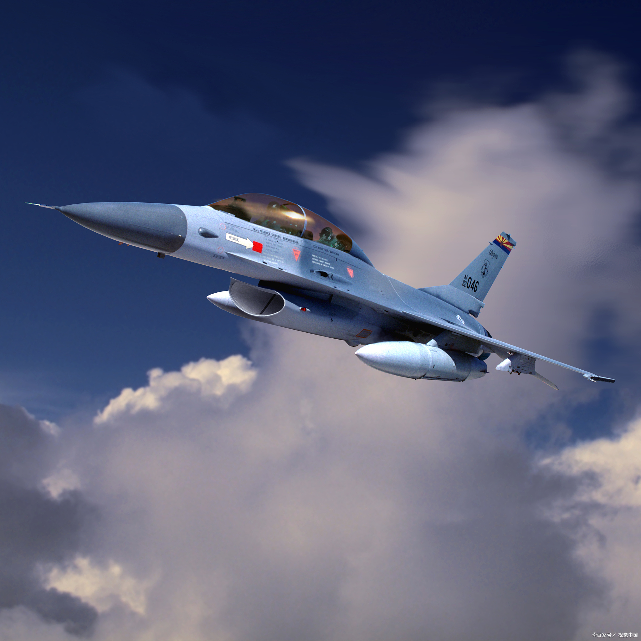 而战斗机通常指的是陆基的军用飞机,虽然战斗机这