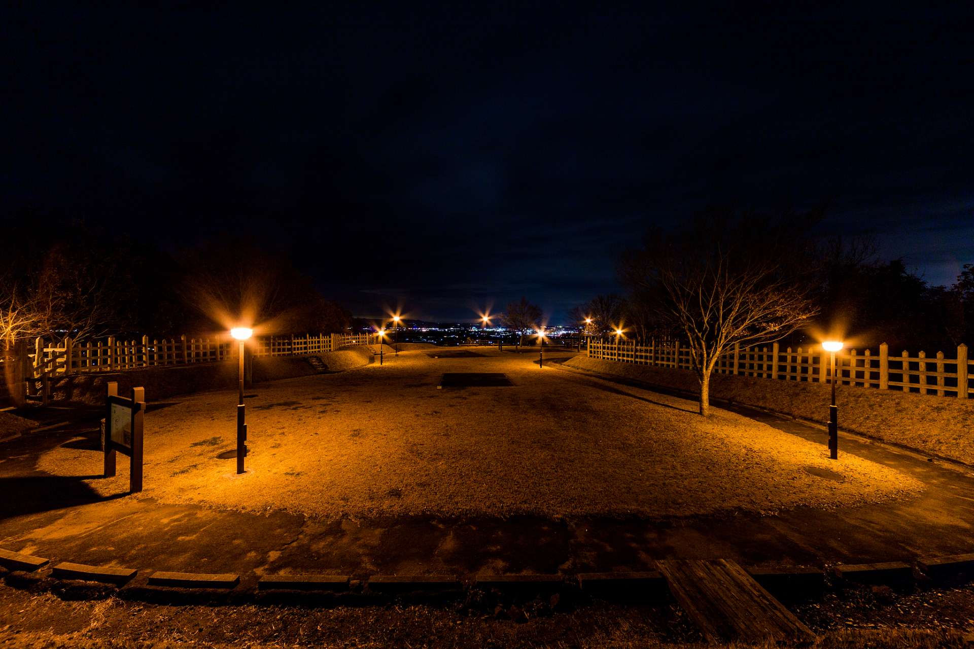 失眠的夜晚,世界如此安静,总有一些时刻难以向身边的人诉说,只能静静