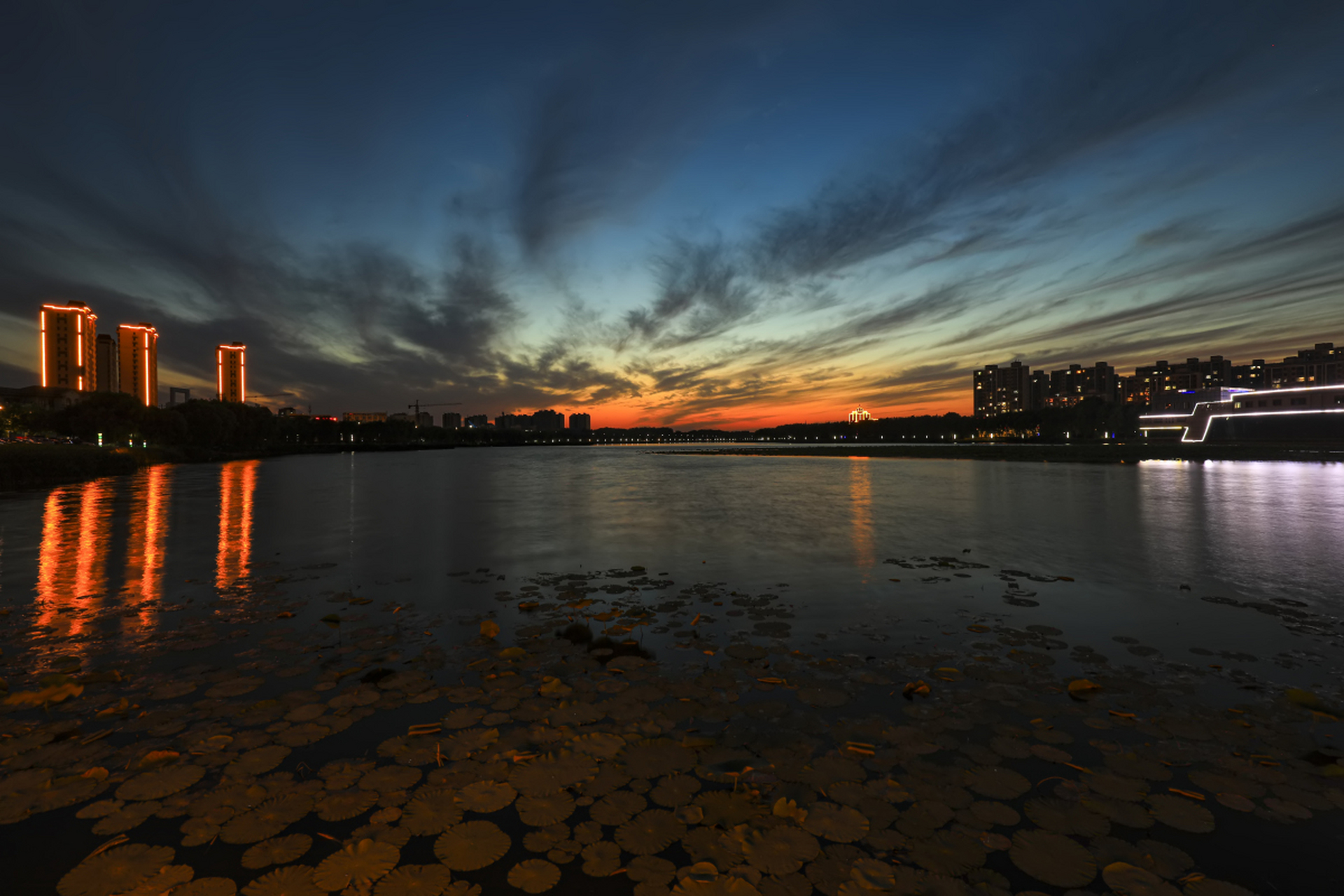 浙江的海滨城市,如舟山群岛,象山县和温岭市等是夏日避暑的绝佳去处.