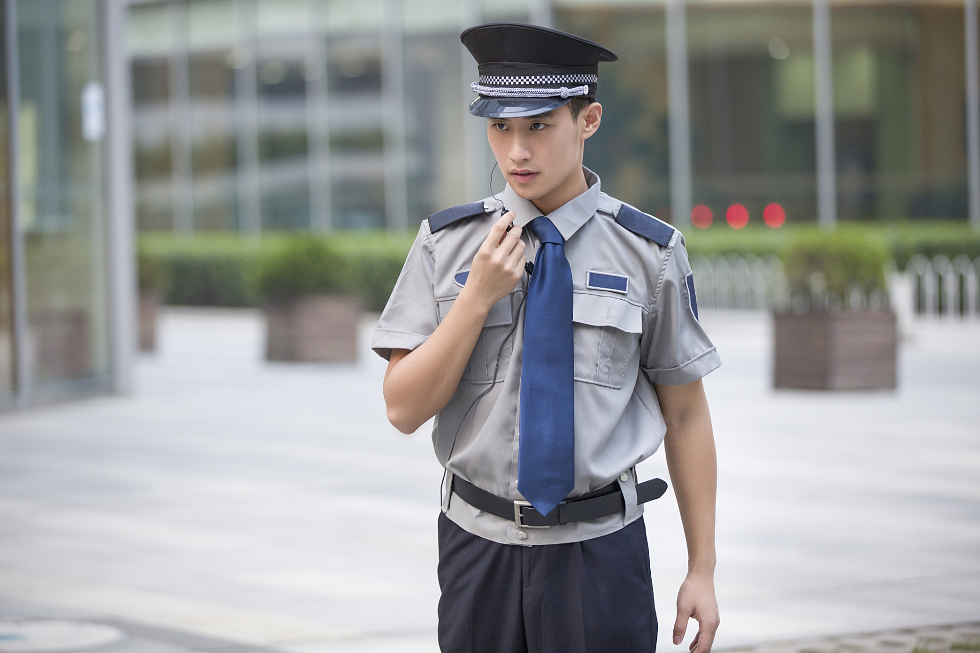 56岁的李世伟,来自河南周口,是武汉体育学院的一名保安.