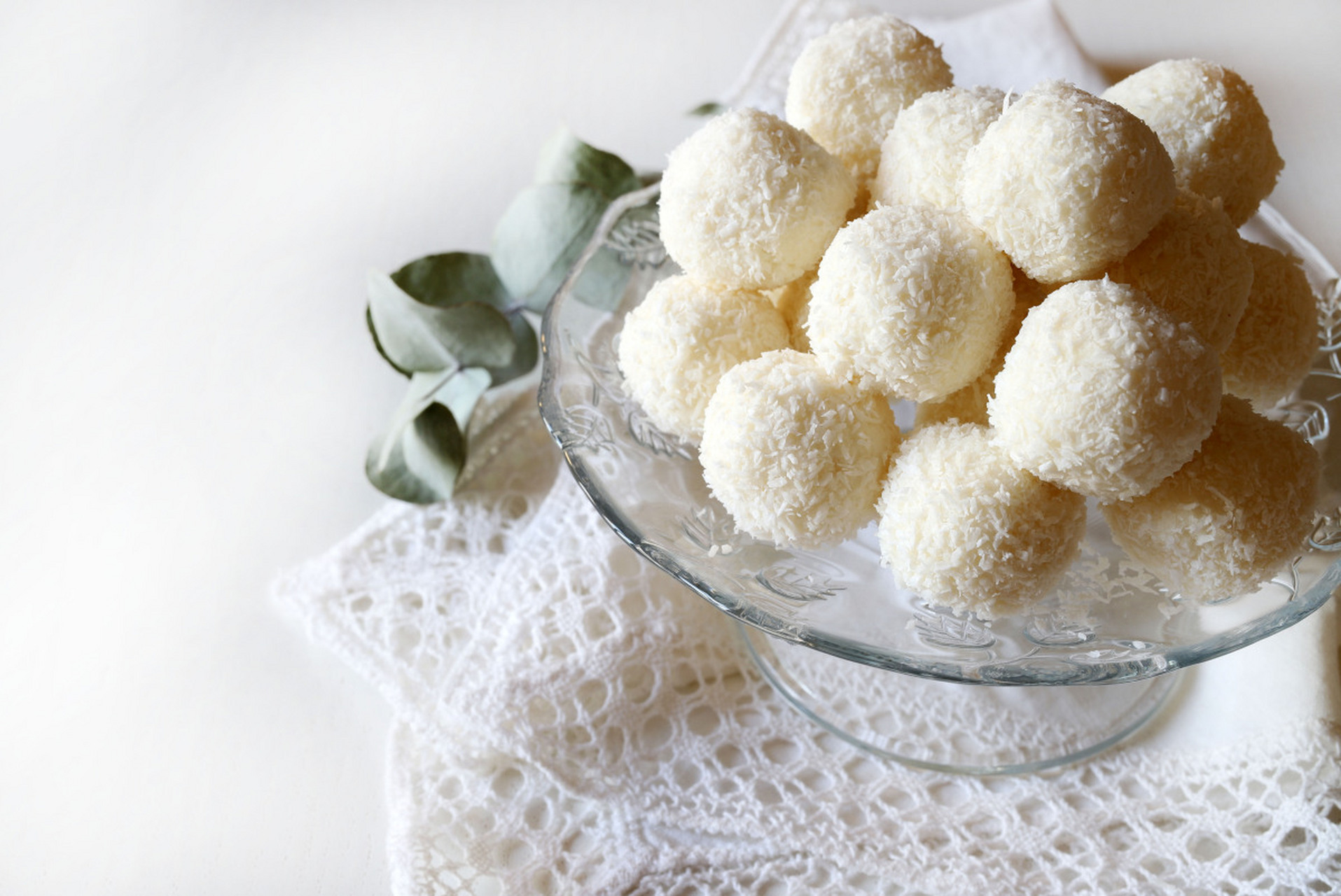 牛奶也能嚼着吃,胖嘟嘟的牛奶球,不需要烤箱也能做,煮一煮冷藏下就好.