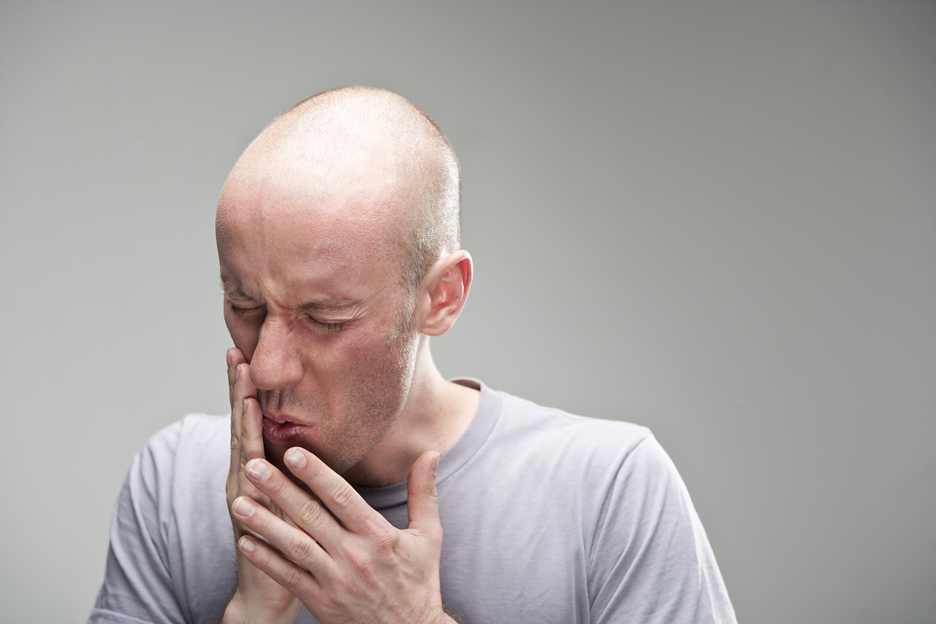 小刀拉嗓子,咽口水都疼,教你两招0202 嗓子总是疼的受不了,咽口水