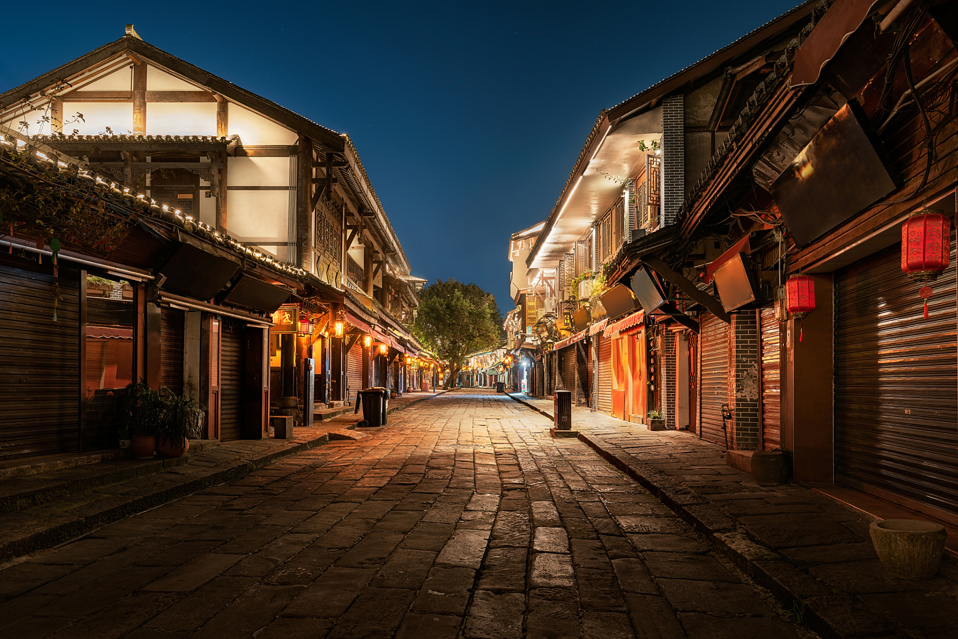 重庆磁器口,巴渝第一古镇,原名龙隐镇,位于重庆市沙坪坝区嘉陵江畔,始