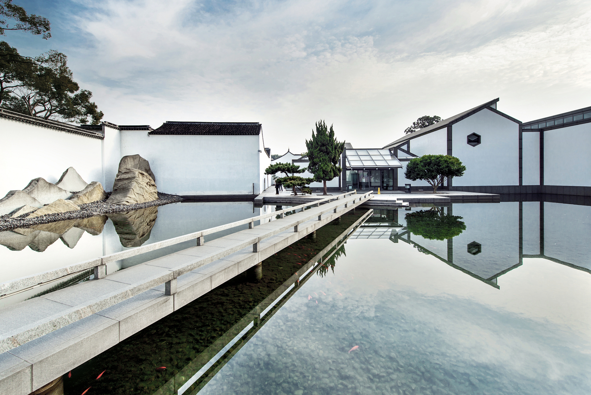 新馆融合苏州园林风格,由贝聿铭匠心设计,屋顶金字塔形天窗独具匠心.