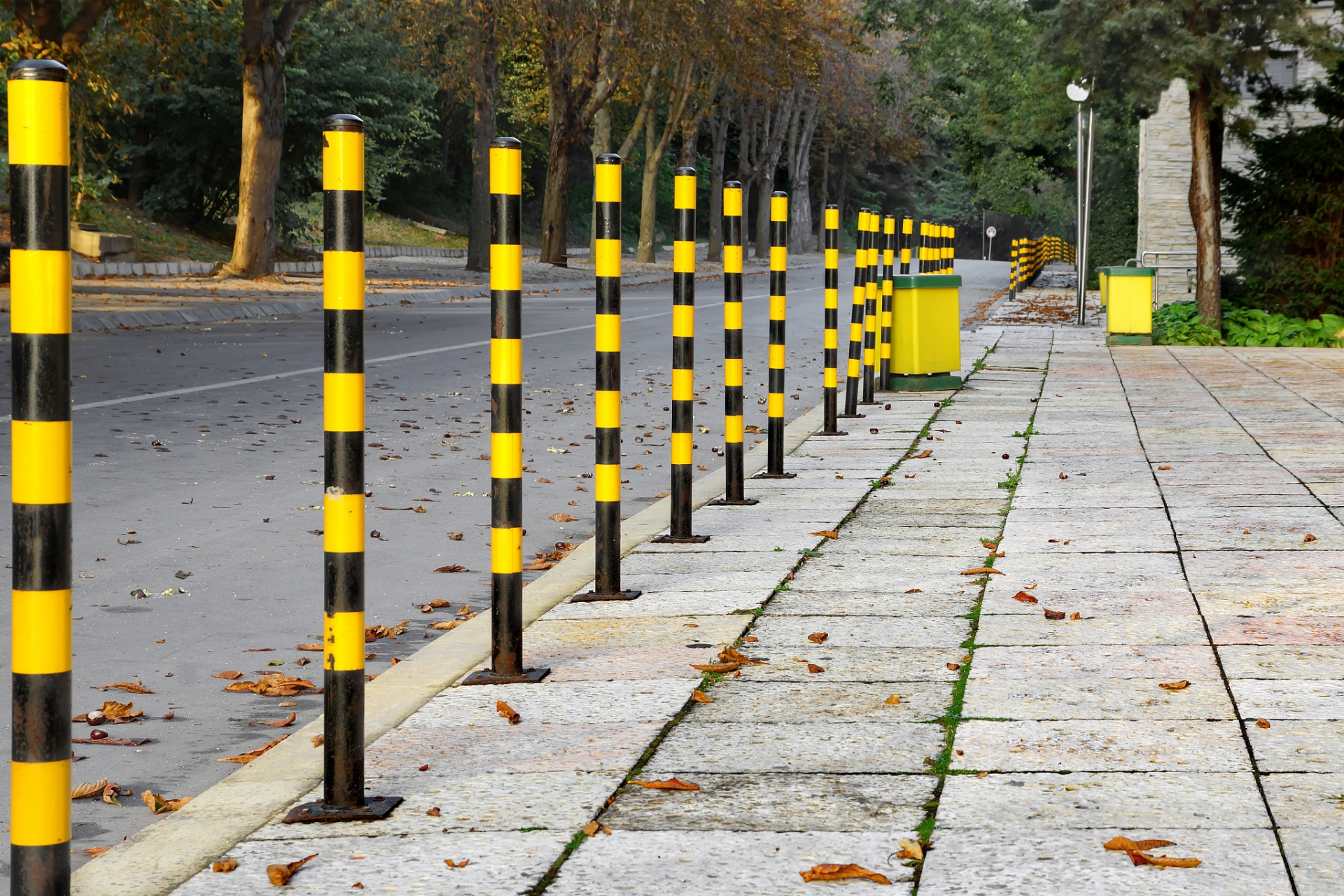 公路路边的标志桩图片