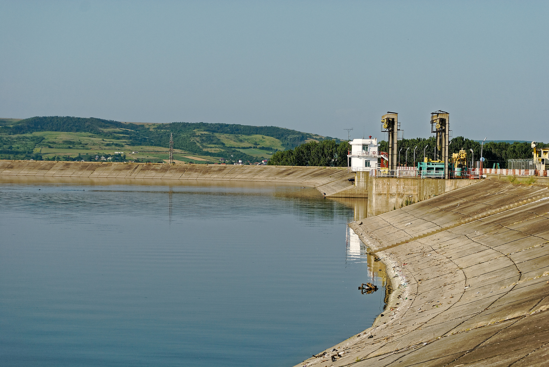 其中,常庄水库以其碧波荡漾,风景如画的景致,成为了市民们休闲垂钓的
