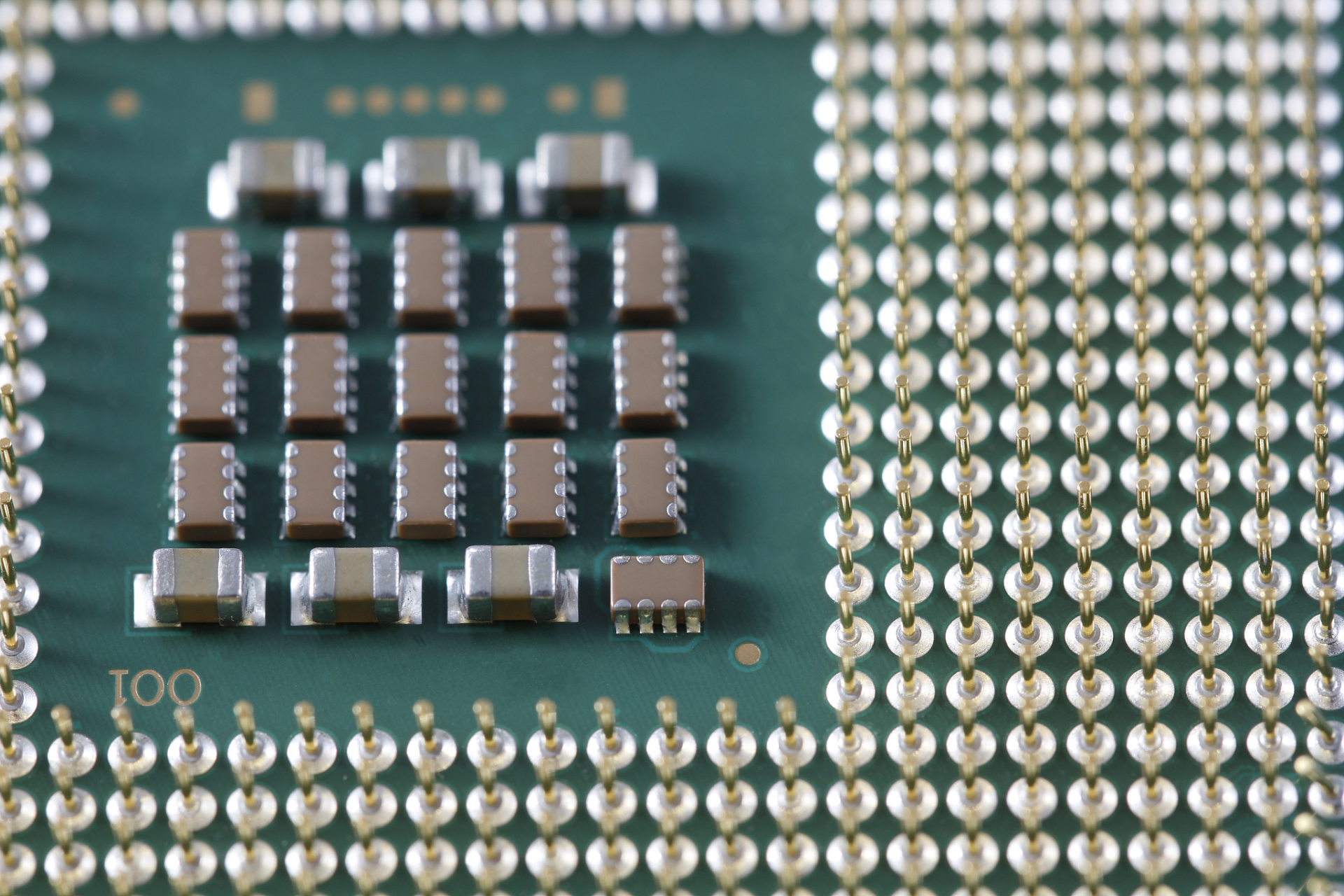 贴片电容# 贴片电容的识别方法 第一种是贴片电容,它是普通型的,材料