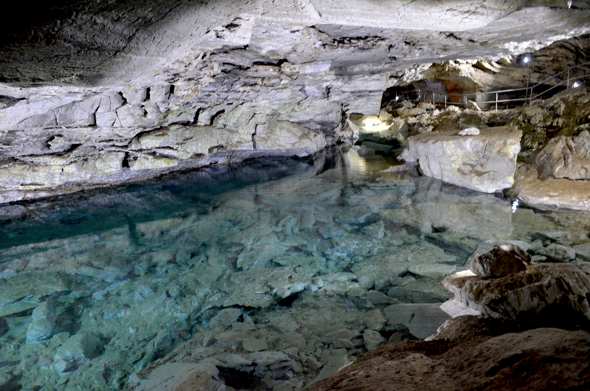 天生桥温泉位于云南迪庆州香格里拉市建塘镇四村天生桥地热生态公园.