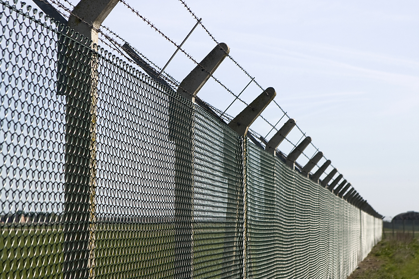 围墙钢丝防盗网刺绳以其高强度,防攀爬性能及美观实用性,受用户青睐.