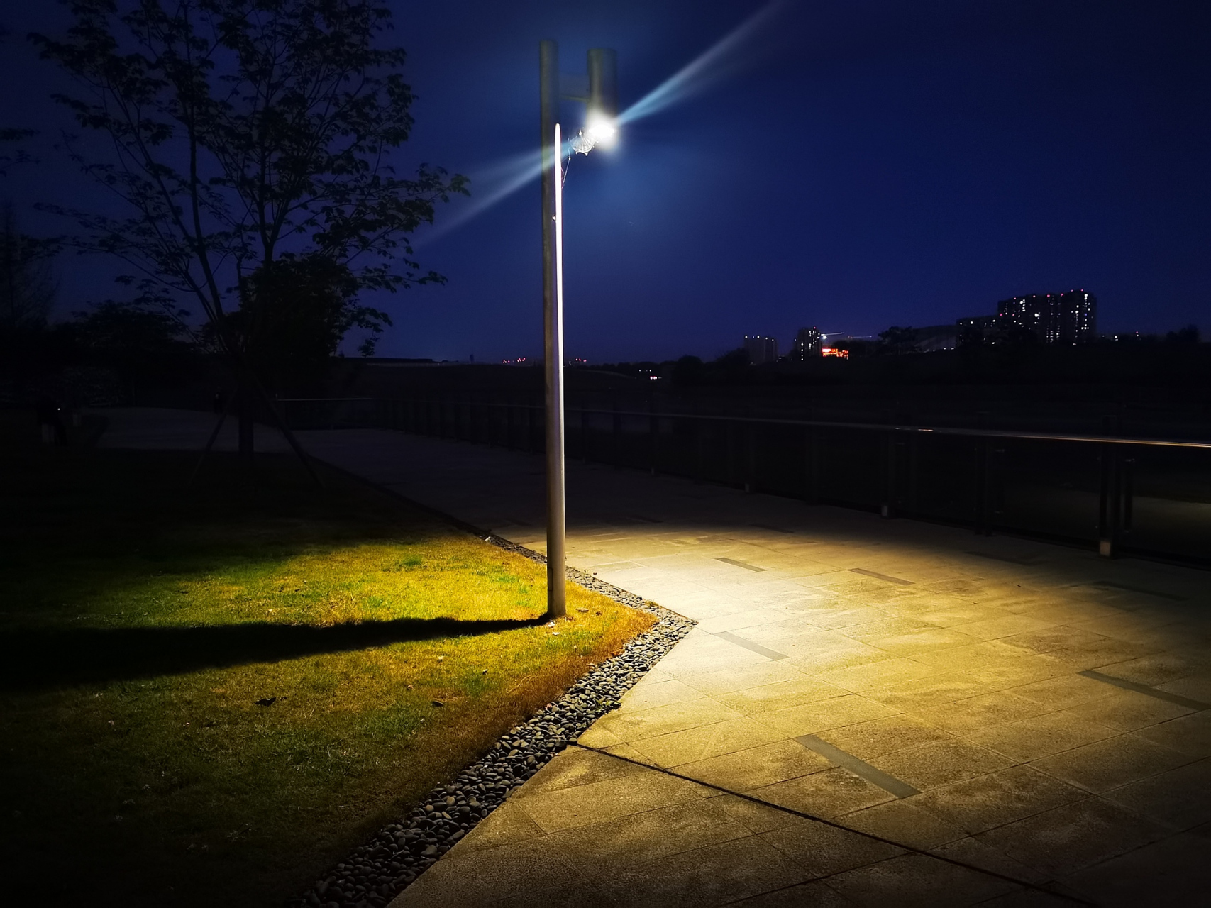 《夜晚的城市》 夜晚城市,灯火阑珊 人们独自徘徊,孤独伴随着身影