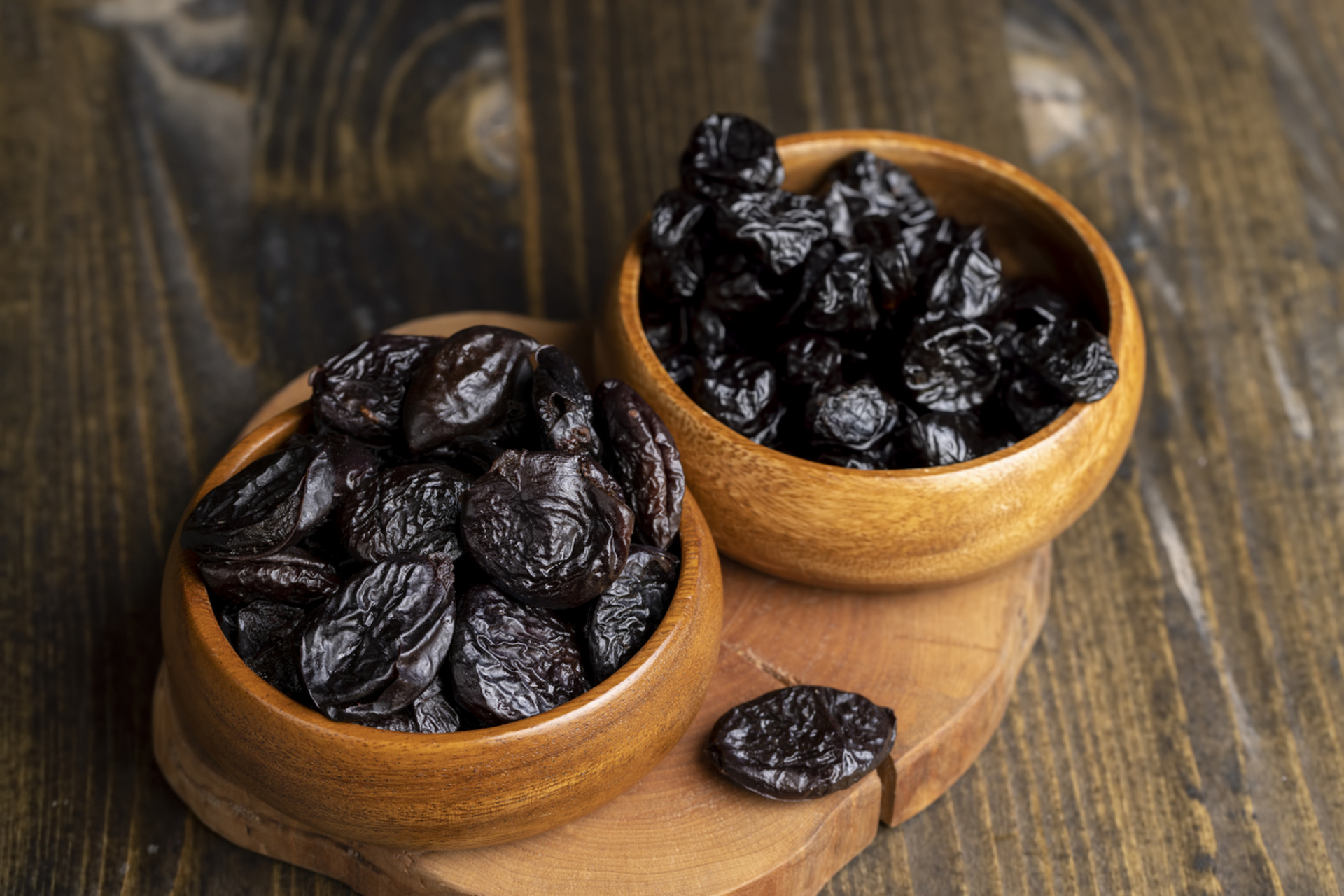 风干西梅干是指将新鲜的西梅经过风干或晒干后制成的干果.这种干果在