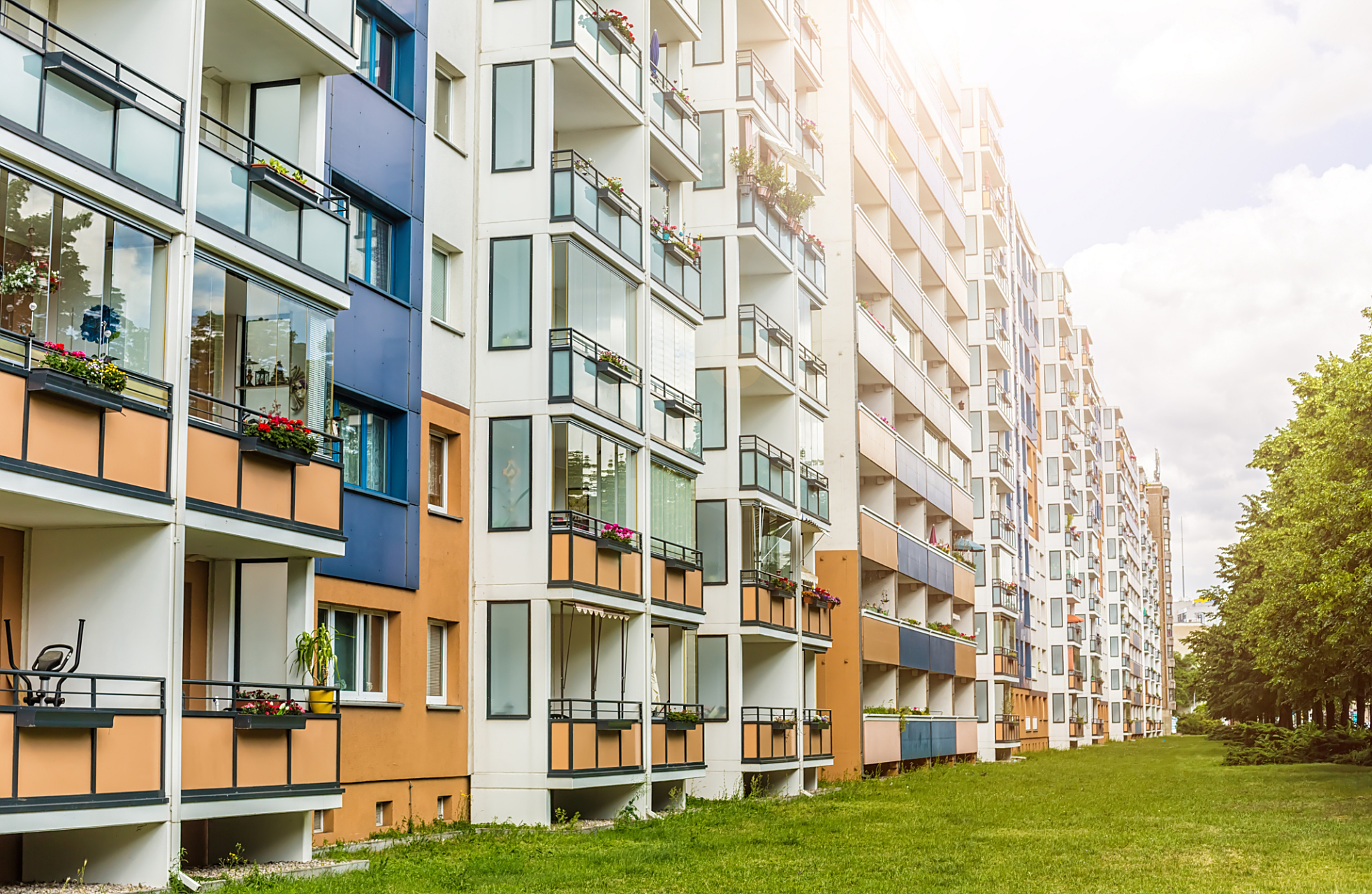多层住宅楼层低,注重实用性和户型多样性,居住体验舒适;高层住宅楼层