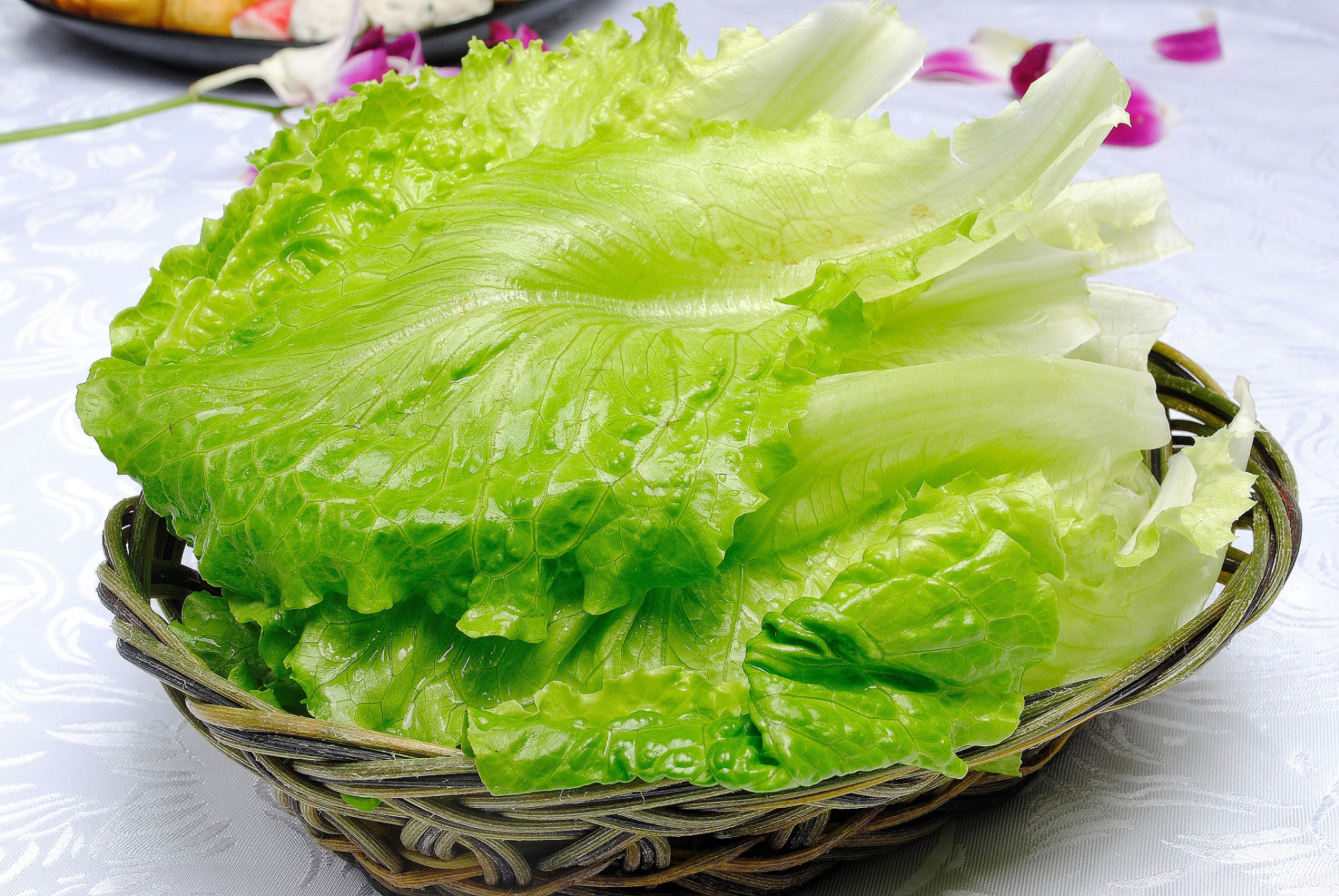 水开后下入生菜,烫熟后捞出摆盘.
