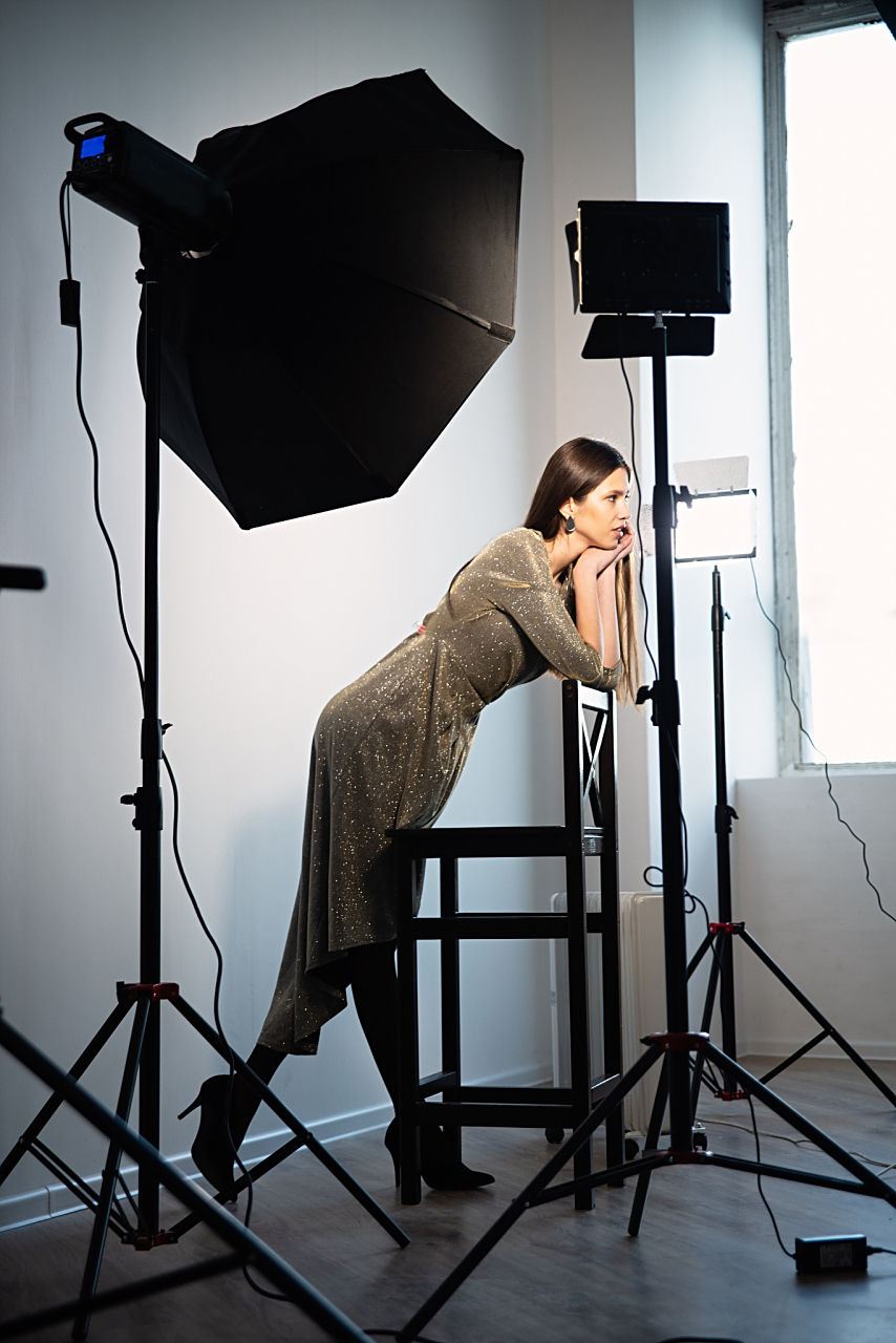 侧光可以在主题的一侧产生阴影和高光,营造出光影