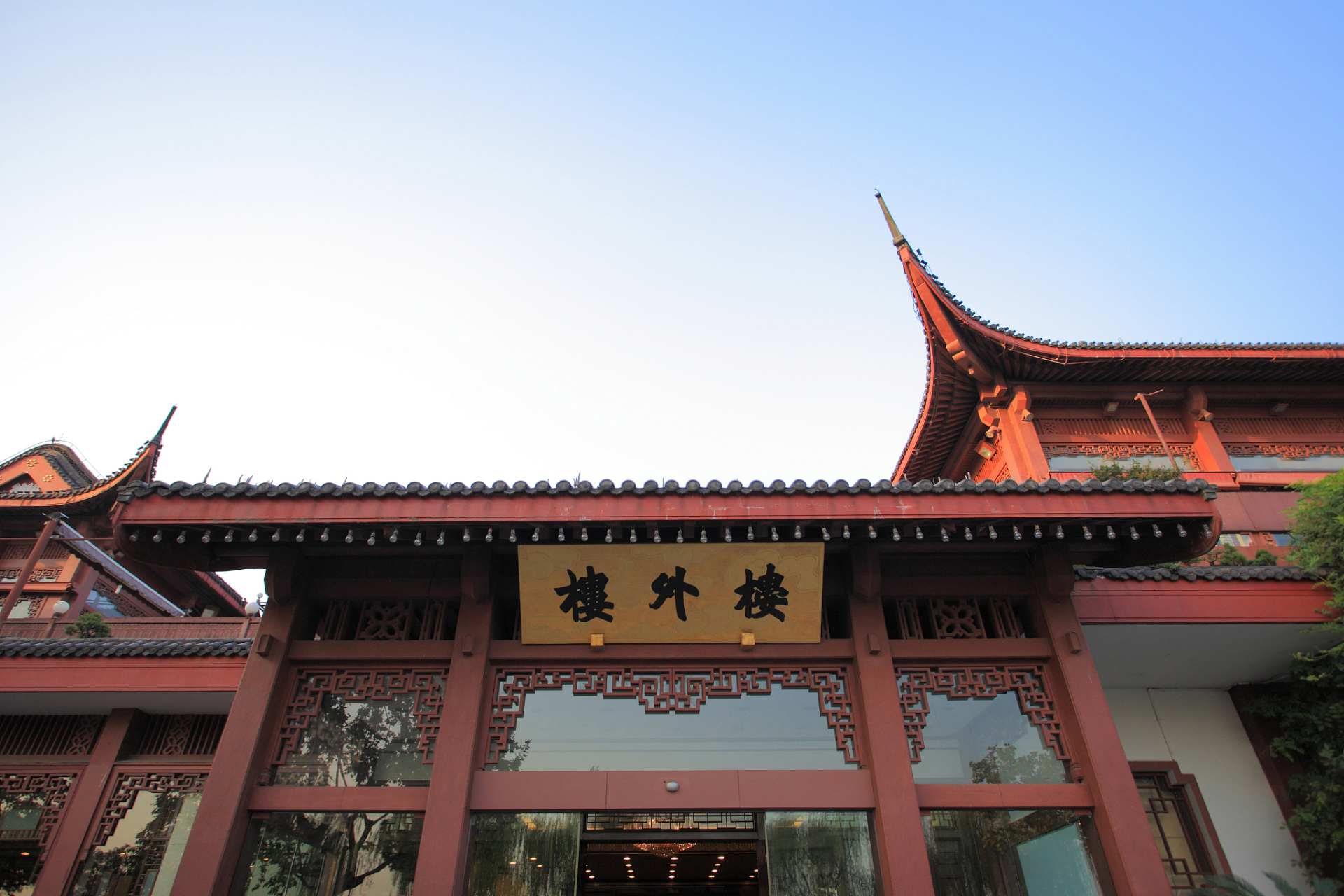 它的建筑风格受到传统的影响,有双重檐歇山顶式的特点,楼面阔五间