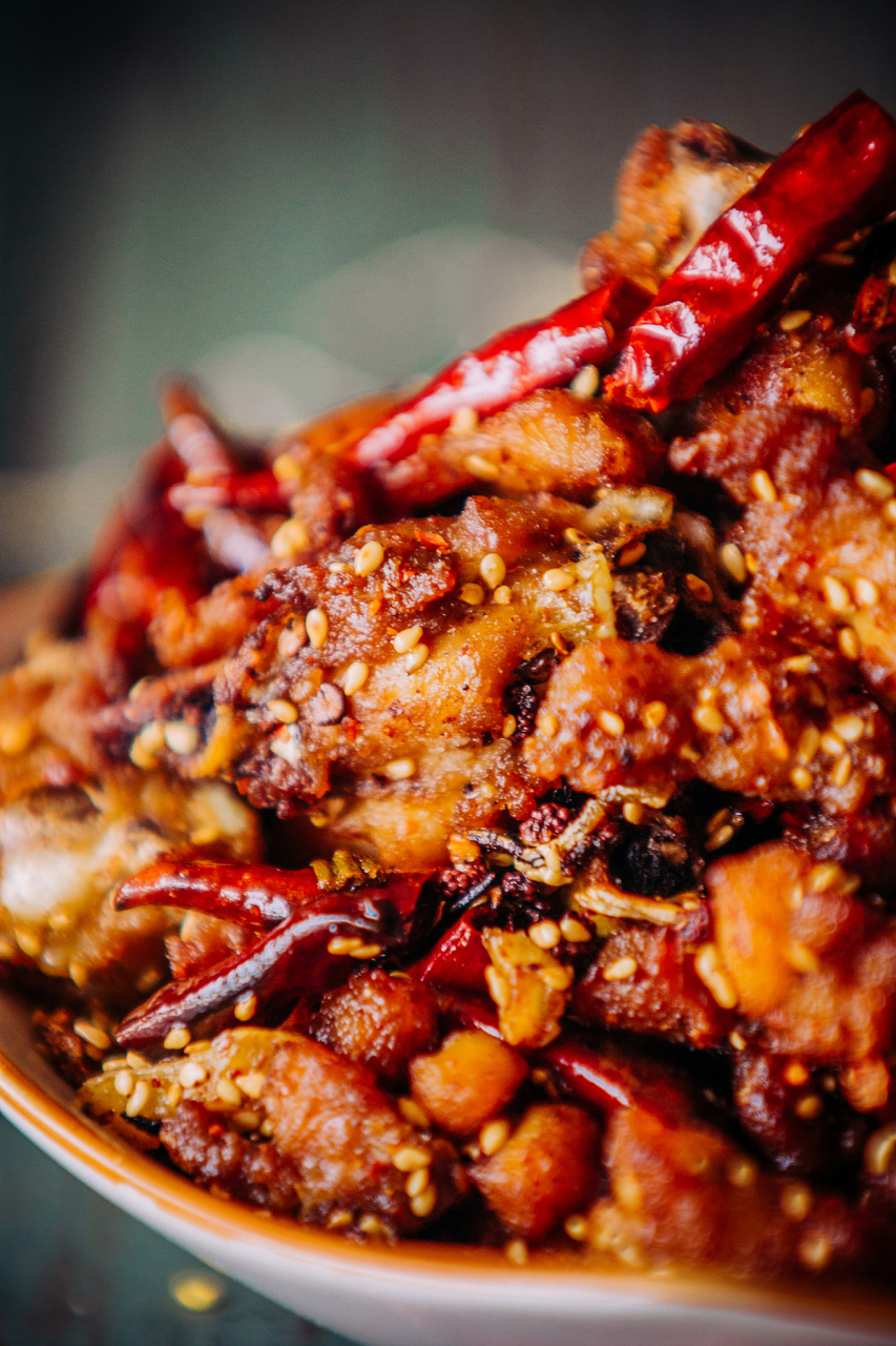 97  大家好,今天我要来分享一款让我完全停不下来的美食——辣子鸡!