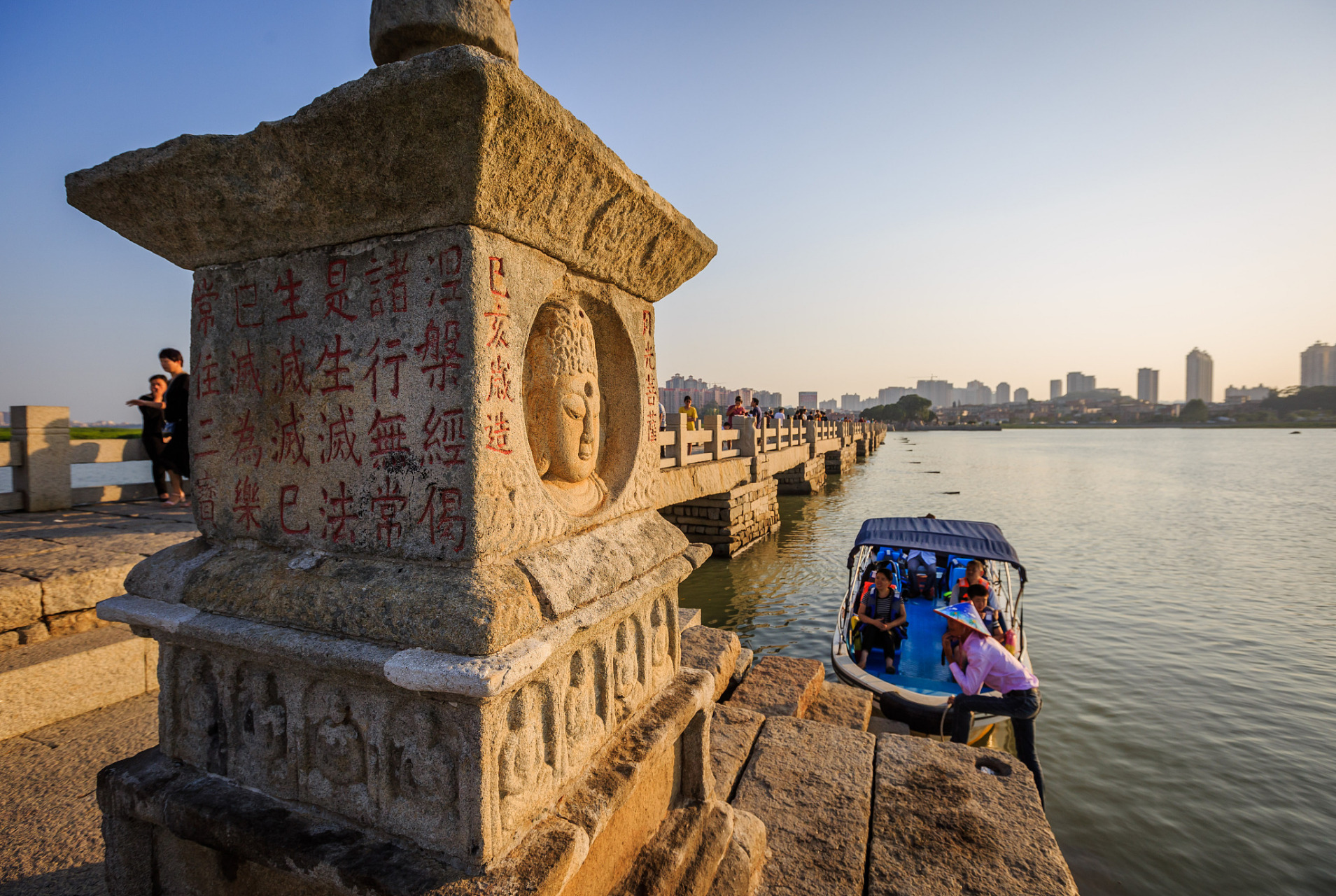 穿越历史的石拱桥:探秘泉州市标志性建筑——洛阳桥  洛阳桥,这座古老