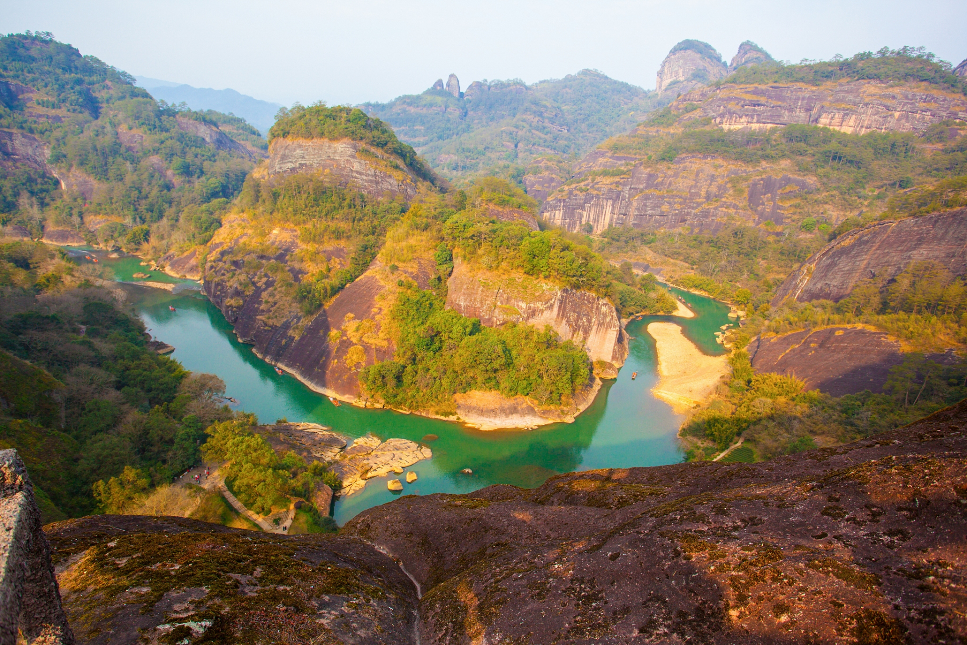 9015 泰宁大金湖:位于福建省三明市泰宁县的大金湖,以丹霞地貌和