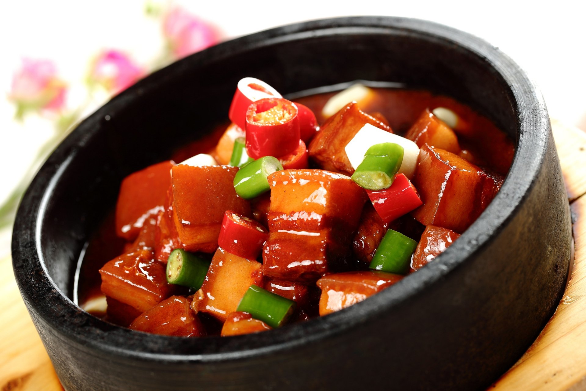 在中国的历史长河中,五千年食光红焖猪肉是一道不可忽视的美食.