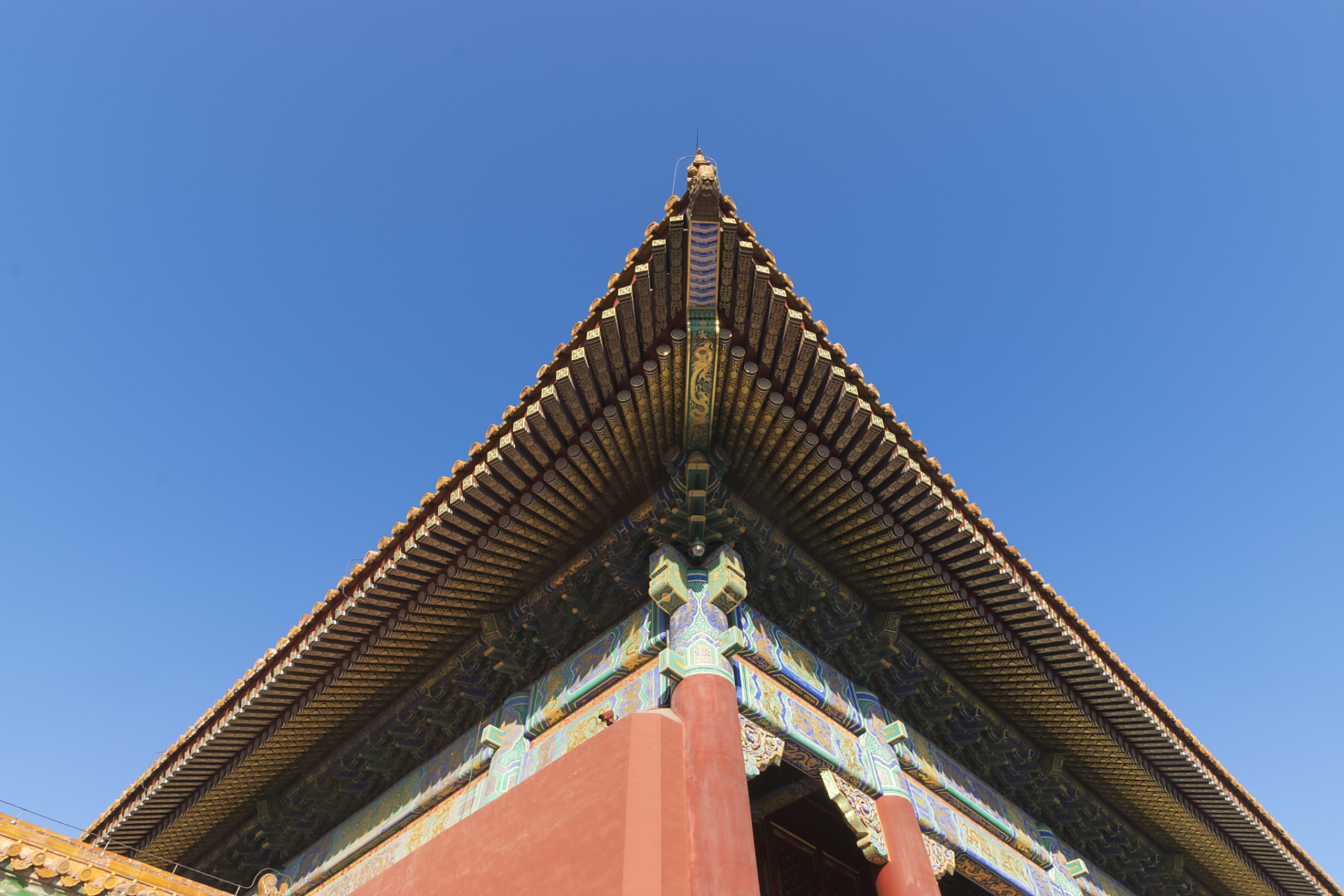 故宫里的红墙绿瓦, 翘角飞檐,线条流畅, 笔直的廊道,曲折的迷宫, 让人