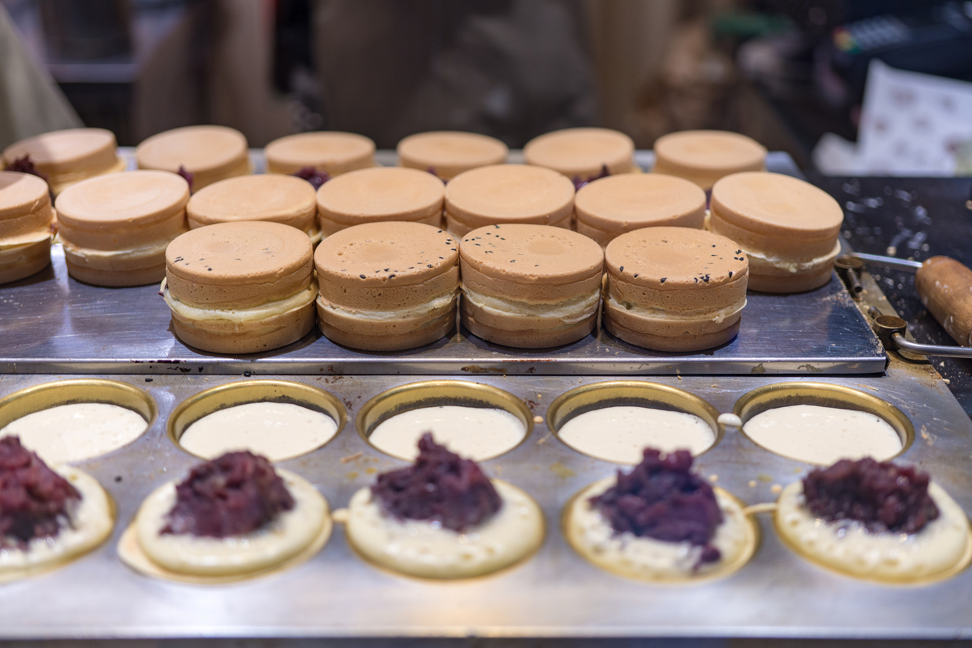 台湾车轮饼是来源于台湾,是以红豆主要原料制作的一种像车轮形状的饼