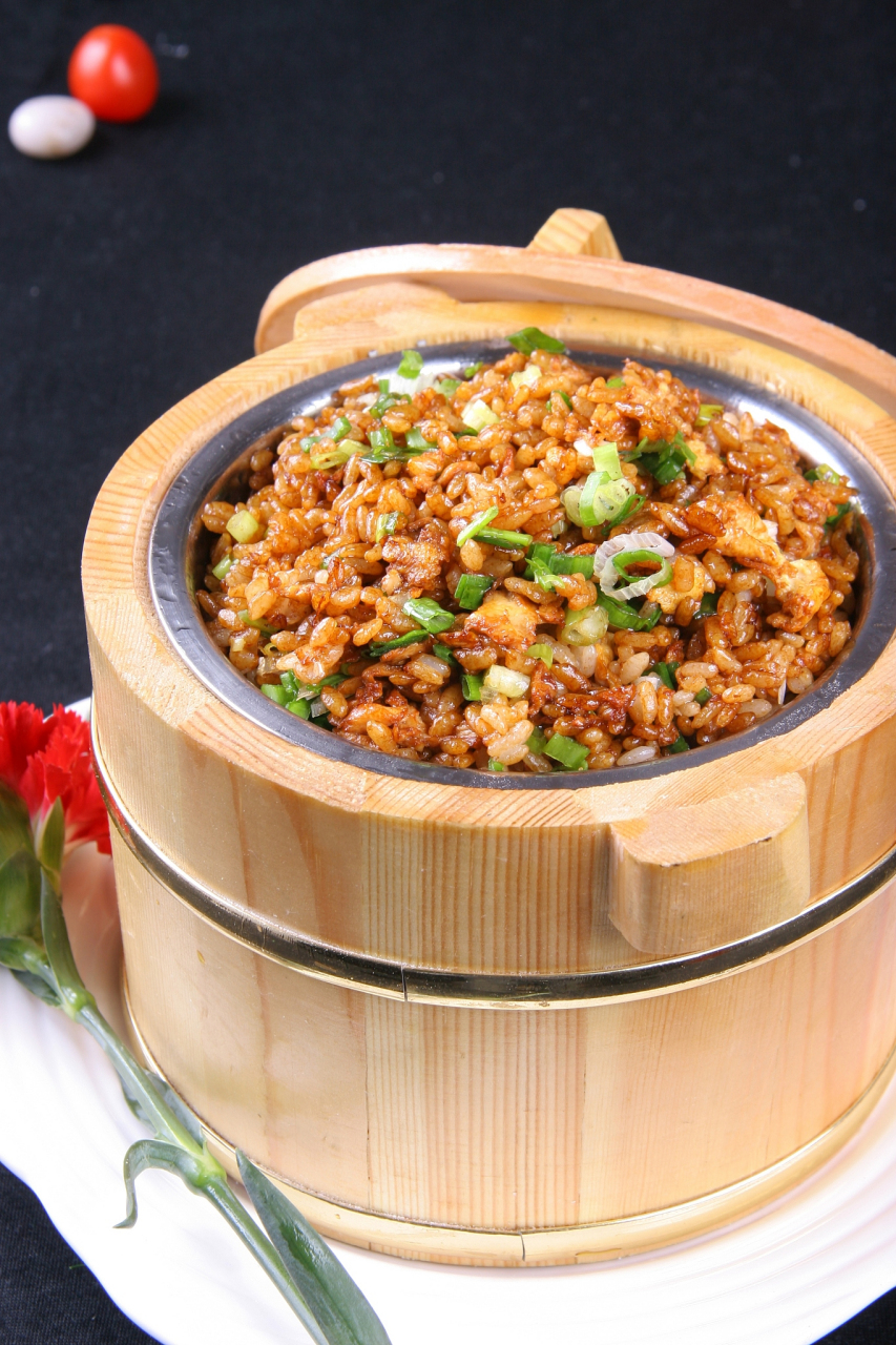 品尝传统木桶蒸饭,20分钟蒸煮5分钟焖制,选用顶级大米与纯净水源,每