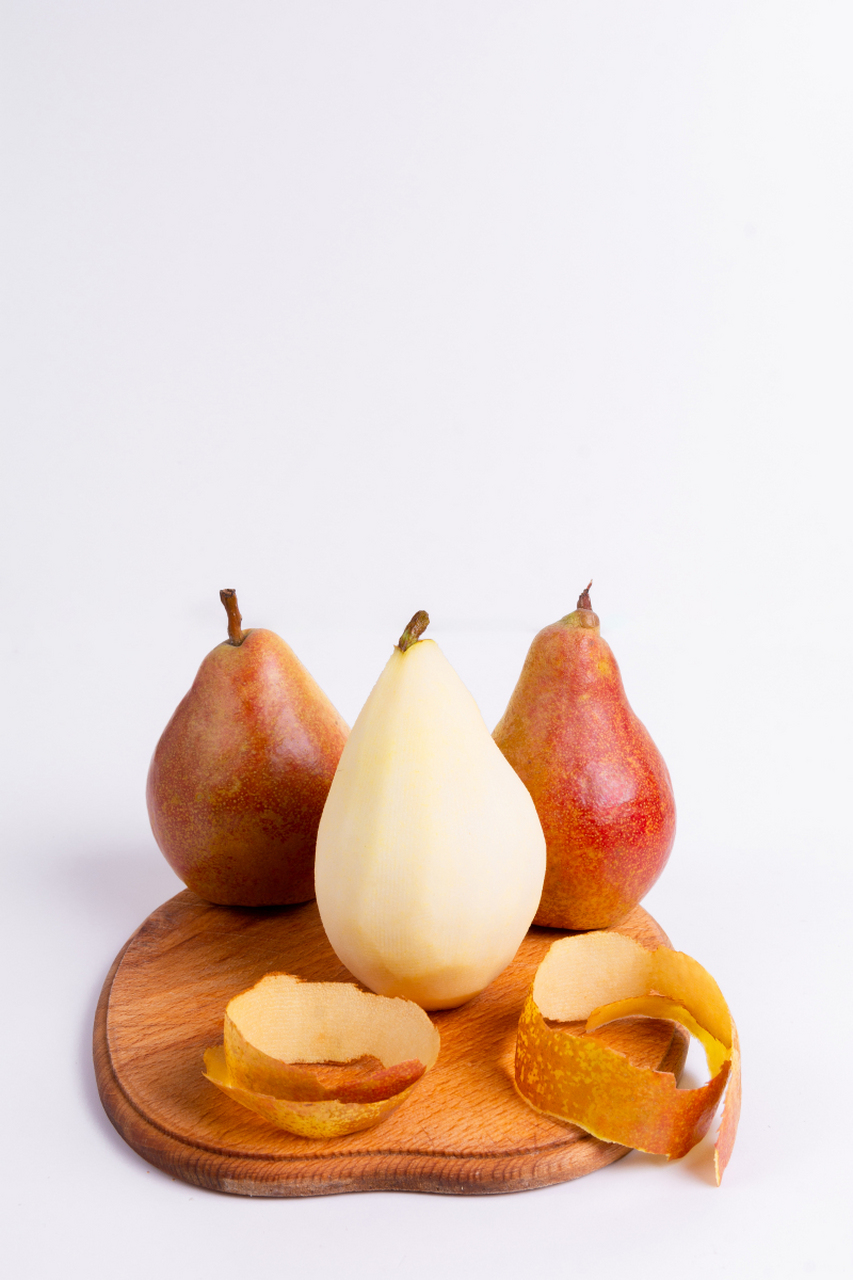 (她晚饭后吃了一个梨.