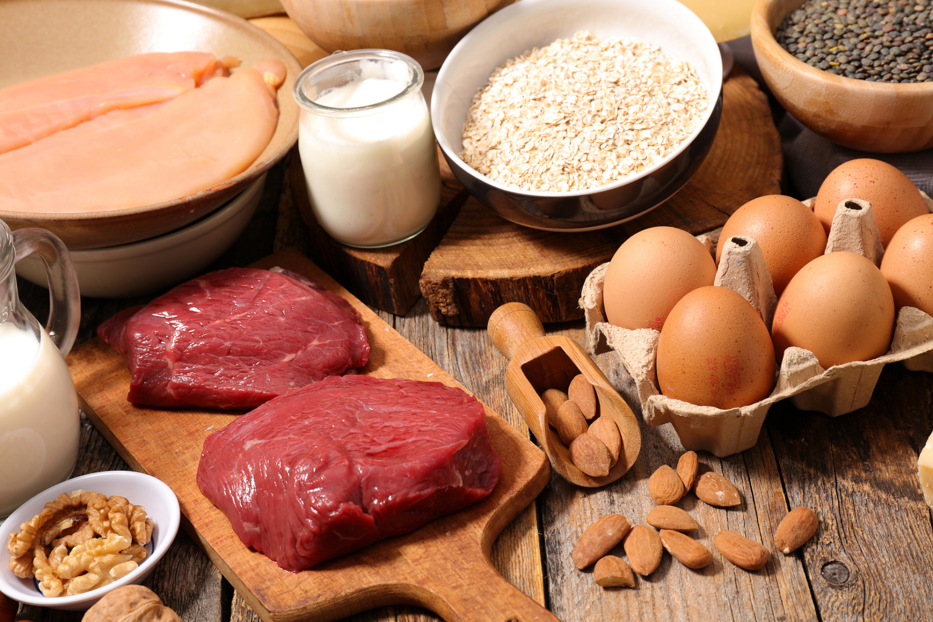 肉类和禽类:牛肉,猪肉,鸡肉,鱼肉,羊肉等都是富含蛋白质的食物.