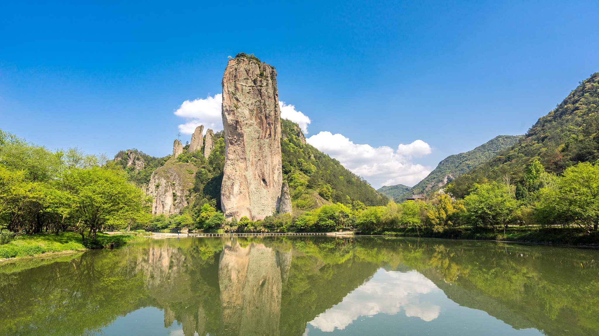 仙都风景区的仙境美景有多神奇?为何吸引无数游客前来探访?
